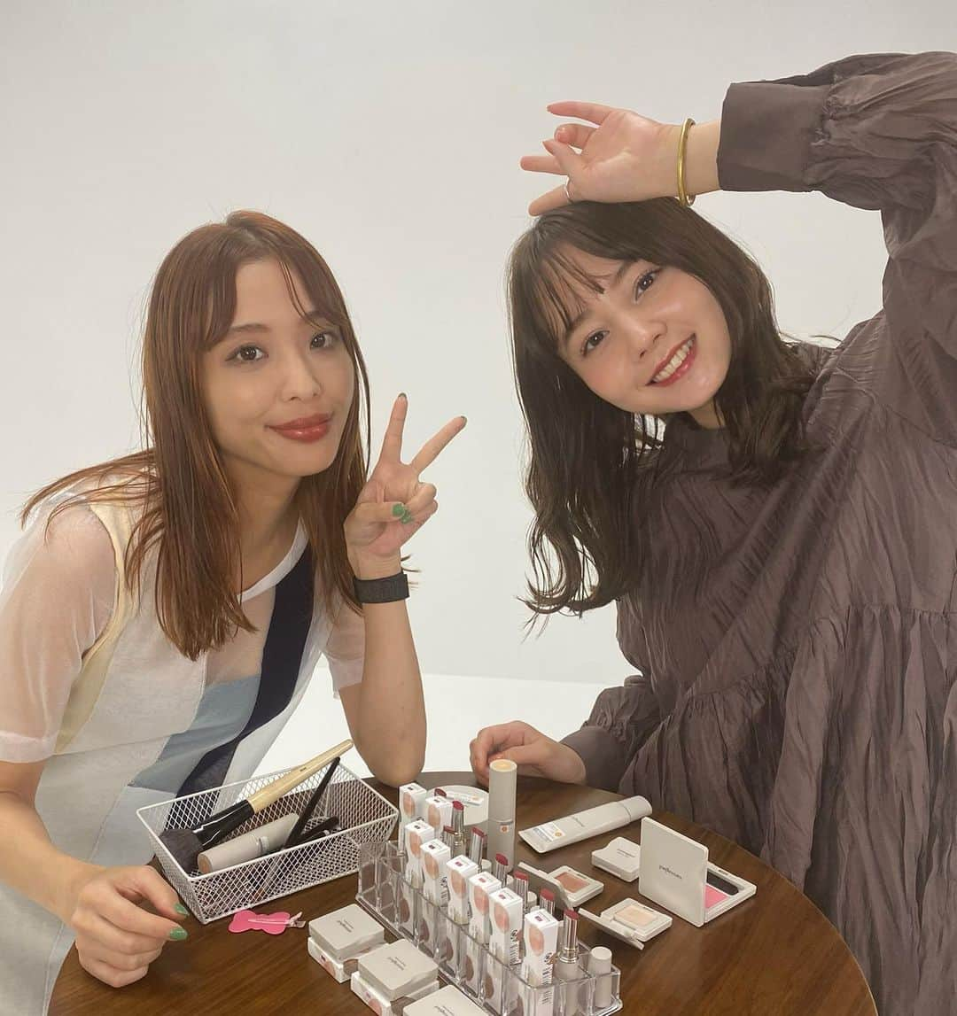 高橋有紀さんのインスタグラム写真 - (高橋有紀Instagram)「nanamiちゃんと@naturaglace_official  インスタライブ秋の新色かわいいかったしnanamiちゃんがとにかくかわいいので、アーカイブ24時間だけ残っているのでぜひ🤍詳細もまた載せます！ わたしは08番を使いました💄 11日の18時からまた違うカラーのご紹介をnanamiちゃんとやるのでよかったらみてください！  お洋服はコラボもさせてもらっているブランド　@jemma.atelier のオリジナルワンピ❤︎コラボ服もめちゃ可愛いけどオリジナルも可愛いんです🤍 #hairmake #osakana_yuki #naturaglace  #nanami #高橋有紀」9月8日 21時19分 - osakana_yuki