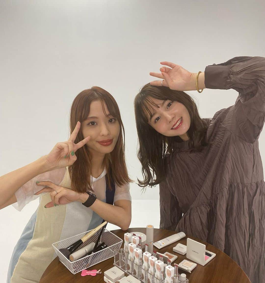 高橋有紀のインスタグラム：「nanamiちゃんと@naturaglace_official  インスタライブ秋の新色かわいいかったしnanamiちゃんがとにかくかわいいので、アーカイブ24時間だけ残っているのでぜひ🤍詳細もまた載せます！ わたしは08番を使いました💄 11日の18時からまた違うカラーのご紹介をnanamiちゃんとやるのでよかったらみてください！  お洋服はコラボもさせてもらっているブランド　@jemma.atelier のオリジナルワンピ❤︎コラボ服もめちゃ可愛いけどオリジナルも可愛いんです🤍 #hairmake #osakana_yuki #naturaglace  #nanami #高橋有紀」