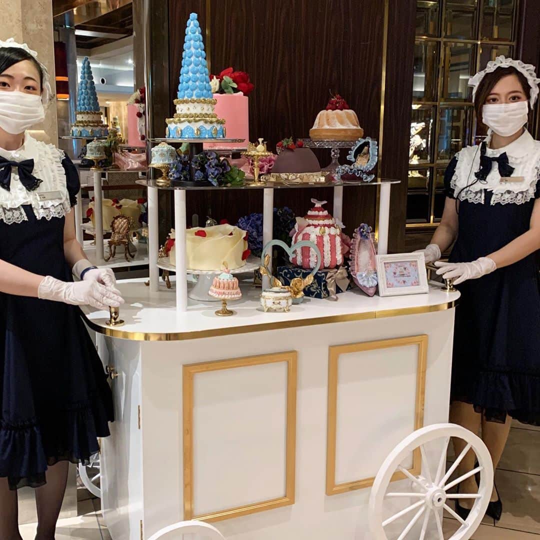 ヒルトン東京さんのインスタグラム写真 - (ヒルトン東京Instagram)「新しい生活様式の中で、ビュッフェが持つワクワク感やフォトジェニックな体験を、より安心、安全にご提供しています。﻿ いつでもきれいな状態で撮影を楽しめるビュッフェ台のフォトスポットや、デコレーションが施されたデザートワゴン、シェフによるアシェットデセールもお好きなだけ！﻿ ヒルトン・クリーンステイ対策についてはHPをご覧ください。﻿  ﻿ Hilton Tokyo has been known to be the pioneer in bringing the concept of “dessert buffet” into Japan back in the 1980s. 🥂In recent years, Marble Lounge has become synonymous with “thematic dessert buffets” due to its popularity among Japanese ladies for its beautiful and delicious treats set in surreal interior.﻿ This time, the team is bringing guests new surprises with the beautifully decorated dessert wagon that brings the buffet to you at your table.﻿ A section within the lounge is kept untouched for photography sessions #forthegram﻿  ﻿ With regards to other efforts made in our restaurants and guestrooms under “Hilton CleanStay”, visit our website at hiltontokyo.jp」9月8日 21時25分 - hiltontokyo