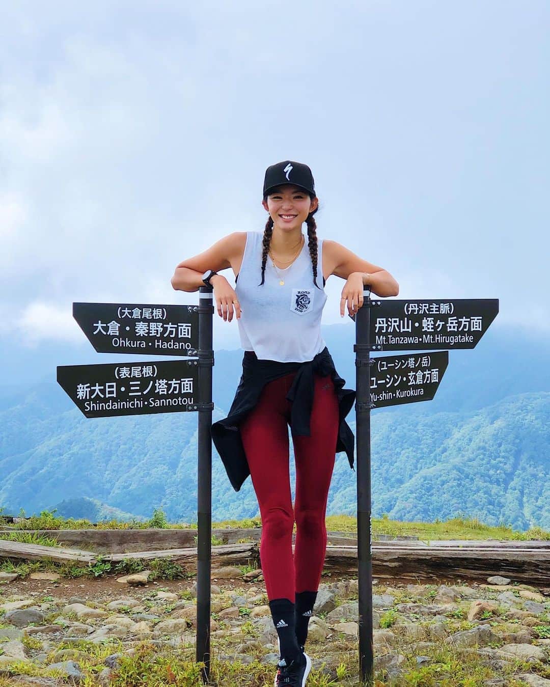 福田萌子さんのインスタグラム写真 - (福田萌子Instagram)「Morning trail 15km⛰🏃‍♀️ ひたすら登らせてくれるオトコマエな坂に恋をしています🥺♥️ いつも静かに佇んで待ってくれている塔ノ岳。 激坂が続くルートですが、程よく足場が組まれていて包容力を感じます。 登れるものなら登ってみろ！というスパルタ系ではなく、いつでも好きな時に自分のタイミングで登っておいで。と言われている感じ。 - 下山したばかりなのにもう逢いたい😂 今日はせっかくだから車に自転車もつんできました❗️このまま伊豆の温泉に泊まって明日は伊豆ライドです。 ライド後にまたオトコマエ坂に逢いに行っちゃおうかな〜🥰🤲🏻 -  #trail #trailrunning #hiking #tonodake #tanzawa #sportstraveler #スポーツトラベラー　#坂バカ #坂好き #塔の岳 #丹沢塔の岳」9月8日 21時22分 - moekofukuda