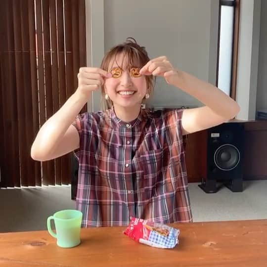のインスタグラム：「撮影裏話📷💓　 . リモワ企画の鹿ちゃん。( @shika_0225 ) 「なんかして！」というスタッフの無茶ぶりに プレッツェルでこたえてくれた鹿ちゃん。 . こんなリモート飲み会があったら好きになっちゃうかも...💓 . #classymagazine #classy最新号 #10月号 #撮影裏 #オフショット #鹿沼憂妃 #リモートワーク #リモート飲み」