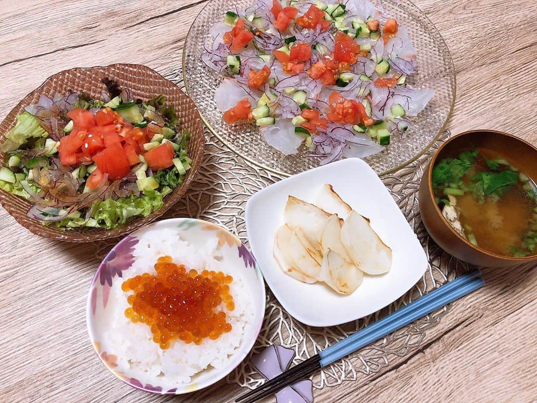 西村紗也香さんのインスタグラム写真 - (西村紗也香Instagram)「.﻿ #きょうのさやかごはん﻿ 8/31(月)﻿ #朝ごはん﻿ メカジキの煮付け🐟﻿ 最近近所にスーパーが新しく出来て﻿ そこのお魚がすごく新鮮で美味しくてハマっています笑﻿ ﻿ #昼ごはん﻿ 母と日本料理ランチ☺️❤️﻿ 贅沢な時間でした♪♪﻿ ﻿ #夜ごはん﻿ メインは真鯛のお刺身とたっぷりの野菜で﻿ オイル無しカルパッチョ風🐟﻿ ﻿ 9/1(火)﻿ #朝ごはん﻿ いくらと塩辛でご飯がおいしい🥺‼️﻿ ﻿ #昼ごはん﻿ 真鯛！海老！野菜！ご飯！﻿ 5大栄養素完璧😎⭐️笑﻿ ﻿ #間食﻿ 最近ゼロサイダーが美味しい🥤﻿ 炭酸が強めです⚡️﻿ ﻿ #夜ごはん﻿ 蒟蒻麺で冷やし中華風😆﻿ デザートにメロン🍈﻿ ﻿ ﻿ ﻿ ﻿ ﻿ ﻿ #食事記録 #食べて痩せる #痩せる #痩せる食べ方 #痩せる方法 #リバウンドしないダイエット #リバウンド #ご飯を食べて痩せる #食事管理 #コロナ太り #ダイエット #ダイエット仲間募集 #インスタダイエット #おうちごはん」9月8日 21時27分 - _sayakanishimura_