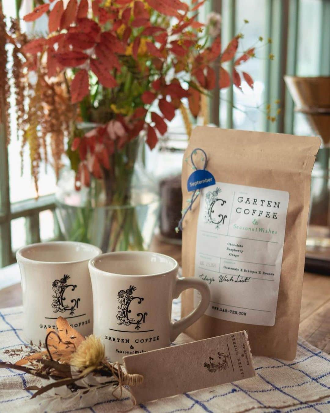 NEXTWEEKENDさんのインスタグラム写真 - (NEXTWEEKENDInstagram)「コーヒーと読書。﻿ 「秋のおうち時間」を贈る﻿GARTEN COFFEEの敬老の日ギフト﻿、明日12時頃〜発売開始です🍁﻿ ﻿ 明日11時から20分程度、こだわりポイントやおすすめの贈り方を﻿ @gartencoffee がライブ配信でお伝えします。﻿ ご都合の合う方はぜひご覧ください☺️  #repost @gartencoffee  【秋ギフト明日発売！】﻿ ﻿ こんばんは、バリスタのあさみです。﻿ 先日お伝えしました、秋ギフトが　@nextweekendstore より明日12時頃〜発売開始となります🍁﻿ プロフィールトップURLからも飛べます。 （システムの都合上、12時を数分すぎることもあるのでご了承下さい）﻿ ﻿ 発売に伴い、明日11時〜﻿20分程度、﻿ ライブ配信をさせていただく予定です☺️﻿ ﻿ 秋ギフトのこだわりポイントやおすすめの贈り方のご提案などお伝えできればと思っています。﻿ ガルテンコーヒーの店先からお届けします。﻿ ご都合合う方は是非、﻿ ガルテンの空気をお楽しみいただければ嬉しいです☺️﻿ ﻿ ﻿ #ガルテンコーヒー﻿ #gartencoffee ﻿ #コーヒーと小さな野心﻿ #ライブ配信﻿ #おしらせ」9月8日 21時30分 - nextweekend_jp