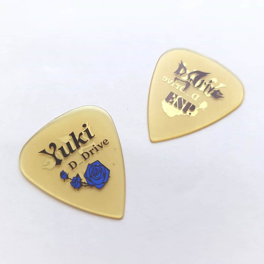 Yukiさんのインスタグラム写真 - (YukiInstagram)「Here's my new guitar pick🤘🏻  ESPさんから販売開始になりました！ 色々悩んだ結果、ウルテムのティアドロップ型0.8mmにしました。  今までのオリジナルピックも引き続き販売していただけるそうです。  全国のBIG BOSSさんで取り扱っていただけると思います！ ネットでも購入可能ですので良かったら使ってみてください。  https://bigboss.jp/store/products/detail/13268  #D_Drive  #yuki #guitarpick #esp #blueroses」9月8日 21時32分 - d_drive_gt_yuki