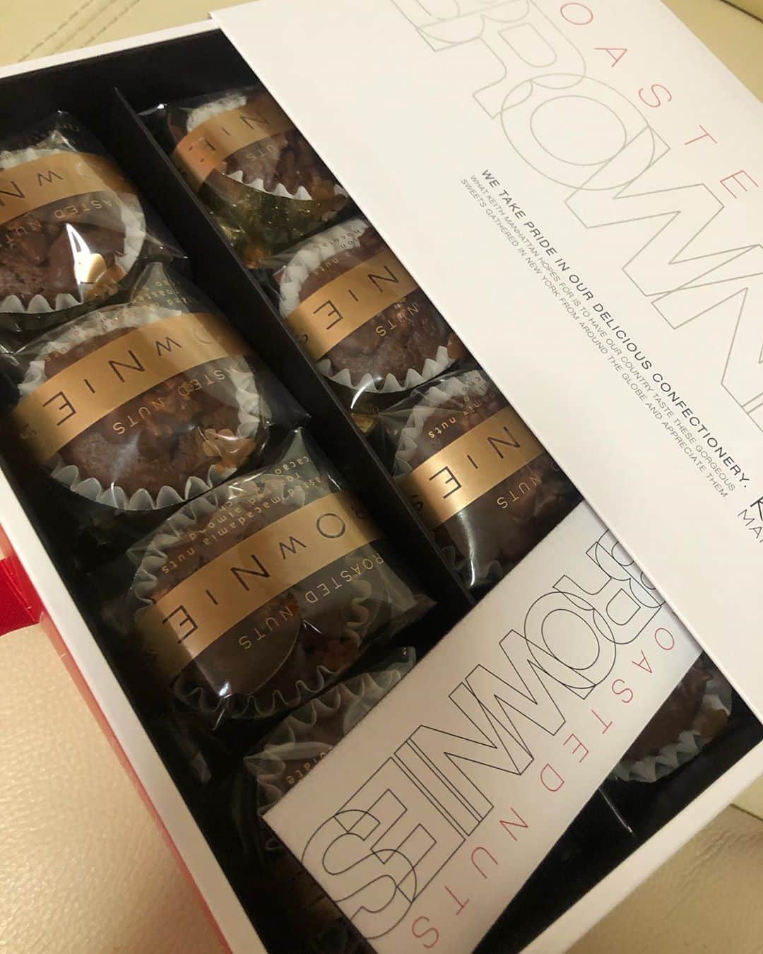 中野みやびのインスタグラム：「めちゃめちゃ美味しい。  #キースマンハッタン #cake #ケーキ #お菓子 #美味しい #チョコレート #chocolate #nuts #アーモンド #almond #very #good #絶品 #ブラウニー #brown #gold #wawawa #みやび」