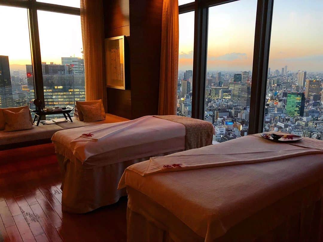 cieltripさんのインスタグラム写真 - (cieltripInstagram)「東京で好きなホテルスパはどちらですか？とご質問いただきました！　  たくさんあるので、とりあえずの５選です😊  画像1.2 #マンダリンオリエンタル東京  ・天空のスパと言われるだけあり、トリートメントルーム、サウナ、ウォーターエリアのいずれからも絶景を見渡せる ・横たわりながら景色を見渡せるジャグジーがいい ・鎖骨くらいの高さまであるジャグジーが気持ちいい  画像3.4 #アマン東京  ・2500平米あるので、とにかく広い ・クールなブラックプールとは対照的に大浴場が和で旅館っぽくて和む ・全室、トリートルームが広い上に施術後のリラクゼーションルームが個室風になっている  画像5.6 #パレスホテル東京  ・トリートメントに入る前の簡単な整体の手技がとても上手 ・evianが好きなので、evianのロゴ尽くしにテンションが上がる ・皇居が見渡せるので、デトックスと同時に、パワーもいただける気がする（モンブランのお部屋）  画像7.8 #ザプリンスギャラリー東京紀尾井町  ・温浴施設の湯船のお水は炭酸水なのでお肌がスベスベになる ・温浴施設のお風呂は窓が超近くにあるので、浮遊感がすごい ・リラクゼーションルームが、景色を眺められるタイプのお部屋と、景色を臨まず、ライトダウンされた薄暗いタイプのお部屋と、２つ用意されている  画像9.10 #ハイアットリージェンシー東京  ・スパでトリートメントを受けると、プール＆フィットネスが無料で利用できる。一般的に、ホテルスパでは、トリートメントを受けても宿泊ゲスト以外はフィットネスを利用できることってほとんどないと思うのですが、ここでは１日たっぷり癒しの時間を満喫できる ・トリートメント後にいただけるスパミールが盛りだくさんで、塩気もあり、レベルが高い  #ホテルスパ #ステイケーション #エビアン #ジャグジー #スパトリートメント #癒し #アロマトリートメント #絶景 #スパ#mandarinorientaltokyo #amantokyo」9月8日 21時35分 - cieltrip
