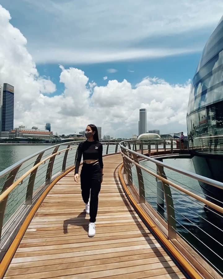 ソニアのインスタグラム：「I think I stood with my face like this 😮 for some time in front of the world’s first floating @apple store! The all-glass dome structure has all your latest gadgets, their first underwater boardroom - and of course the iconic oculus at the top of the dome, which allows light to stream in ✨  It officially opens from the 10th onwards... make your appointment on their site now!   Produced & directed by 🙋🏻‍♀️ Shot & edited by @nicolequek #shotoniphone #applemarinabaysands」