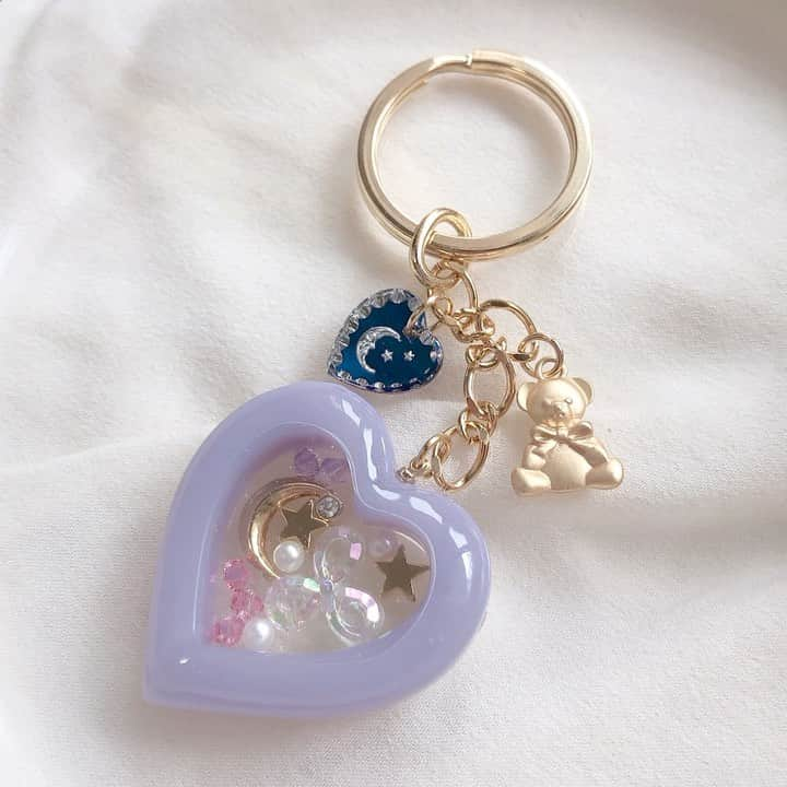 みらんのインスタグラム：「・  夢みるハートシェイカー🎶🌙☁️ ⸝꙳ ・ #handmade #diy #resin  #heartshaker #miniaturefood  #ハートシェイカー  #diyidea  #ガーリーコーデ #original  #ハンドメイド部  #レジンアクセサリー  #ハンドメイド #手作り #diy女子 #レジン #手作りアクセサリー #おうち時間」