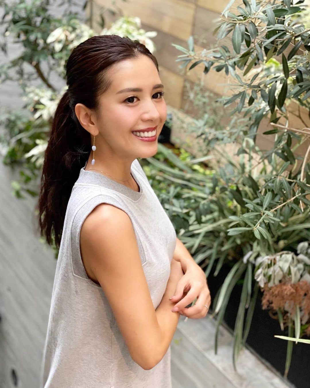 のインスタグラム：「. ホワイトニング事情😁✨ . 白い歯を保つために定期的に通っている 「銀座deホワイトニング(@ginzadewhitening)」🙋‍♀️ . 全然痛くないし、簡単にできて、 1度で2〜3トーンは確実に白くなります🥺✨ しかもホワイトニング直後でも 赤ワインとか激辛とか色が付きやすいもの関係無しに 自由に飲食できるのも嬉しい💓 . 定期的に通うことで保たれていますが、 笑ったときにいつでも白い歯でいたいもんね😁 . ちなみに黒田麻理耶のインスタを見た❣️ と予約すると、15人限定で 通常3照射12,000円のホワイトニングが 5,500円で受けられるそうです😍✨ . #銀座deホワイトニング  #銀座ホワイトニング #銀座  #ホワイトニングサロン  #セルフホワイトニング #ホワイトニング  #ホワイトニング歯磨き粉 #サロン  #エステ  #美容  #白い歯  #美容習慣 #痛くないホワイトニング  #ホワイトニングおすすめ」