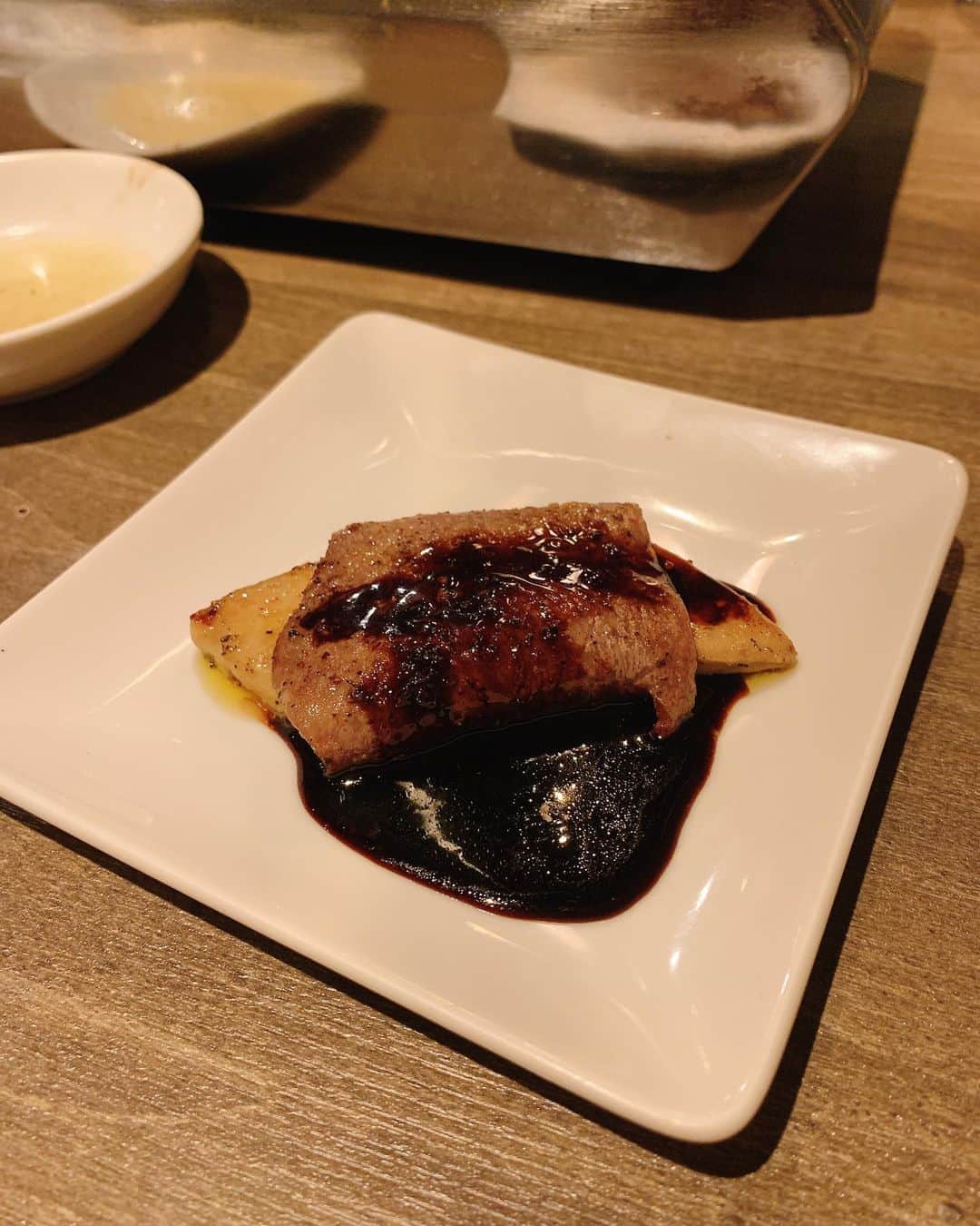 山吹香織さんのインスタグラム写真 - (山吹香織Instagram)「うしごろバンビーナ五反田店 @ushigoro_bambina  に行ってきました🥺💓 ・ ・ ・ 山吹は季節限定メニューを注文🍖🗒✨ ストーリーに載せれてないメニューもありますが🙏🏾🥺💦 ●季節のサラダ ●季節のナムル ●キムチの盛り合わせ ●特製海老カツ ●リブロース雲丹軍艦 ●厚切りハラミ ●大判上ネギタン ●シャトーブリアン ●赤身とフォアグラの包み焼き トリュフソース ●サーロインすき焼き ●リブ芯　しお ●シンシン　タレ ●石焼ポルチーリゾット ●デザート 全部がスーパー美味しすぎて。。😭💓 1枚1枚丁寧にお店のお兄さんが焼いて下さいました👨🏽‍🍳✨ シャトーブリアンのお肉の柔らかさに衝撃を受けた山吹😱💓笑。 お肉の質も最高で、焼き加減も最高、店員さんもみんな優しくてとても贅沢な時間でした🥺💓 うしごろまた来よう〜🐮✨✨✨ ・ ・ ・ 美味しいご飯食べたので明日からまたがんばるぞー🔥💪🏾☺️ #うしごろ #うしごろバンビーナ#ushigoro#うしごろバンビーナ五反田 #焼肉うしごろ#グルメ #グルメ女子 なりたい #ushigorobambina #ushigorokan #焼肉#焼肉大好き #食いしん坊 万歳🙌🏾 #幸せをありがとう  #エネルギーチャージ 🥺💪🏾🔥 #明日も笑顔で #頑張ろう ☺️」9月8日 21時41分 - kaori_yamabuki