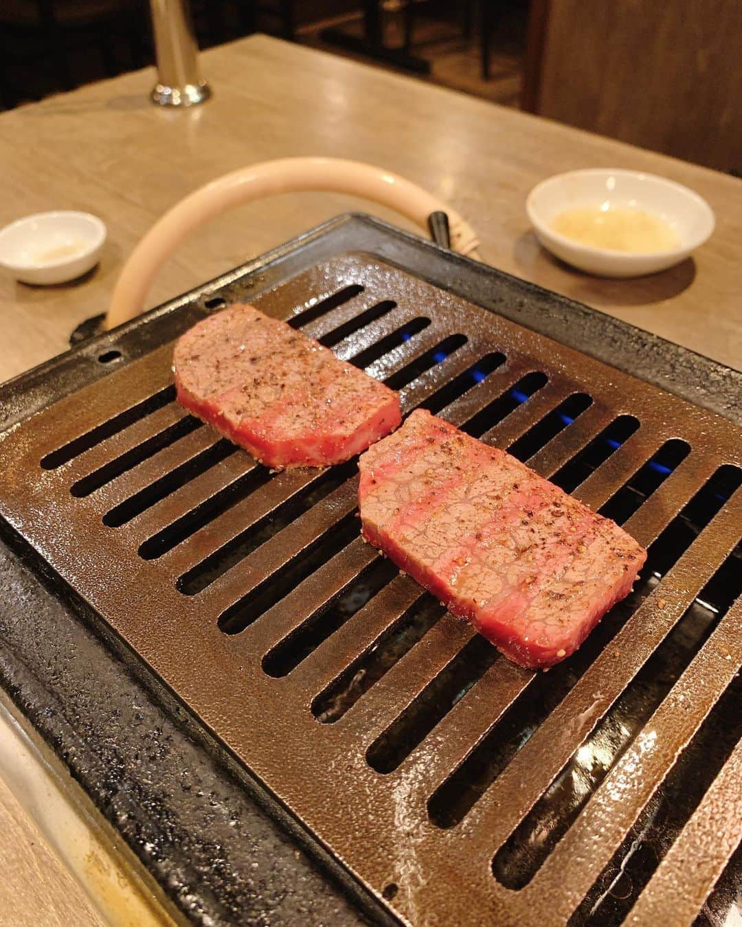 山吹香織さんのインスタグラム写真 - (山吹香織Instagram)「うしごろバンビーナ五反田店 @ushigoro_bambina  に行ってきました🥺💓 ・ ・ ・ 山吹は季節限定メニューを注文🍖🗒✨ ストーリーに載せれてないメニューもありますが🙏🏾🥺💦 ●季節のサラダ ●季節のナムル ●キムチの盛り合わせ ●特製海老カツ ●リブロース雲丹軍艦 ●厚切りハラミ ●大判上ネギタン ●シャトーブリアン ●赤身とフォアグラの包み焼き トリュフソース ●サーロインすき焼き ●リブ芯　しお ●シンシン　タレ ●石焼ポルチーリゾット ●デザート 全部がスーパー美味しすぎて。。😭💓 1枚1枚丁寧にお店のお兄さんが焼いて下さいました👨🏽‍🍳✨ シャトーブリアンのお肉の柔らかさに衝撃を受けた山吹😱💓笑。 お肉の質も最高で、焼き加減も最高、店員さんもみんな優しくてとても贅沢な時間でした🥺💓 うしごろまた来よう〜🐮✨✨✨ ・ ・ ・ 美味しいご飯食べたので明日からまたがんばるぞー🔥💪🏾☺️ #うしごろ #うしごろバンビーナ#ushigoro#うしごろバンビーナ五反田 #焼肉うしごろ#グルメ #グルメ女子 なりたい #ushigorobambina #ushigorokan #焼肉#焼肉大好き #食いしん坊 万歳🙌🏾 #幸せをありがとう  #エネルギーチャージ 🥺💪🏾🔥 #明日も笑顔で #頑張ろう ☺️」9月8日 21時41分 - kaori_yamabuki