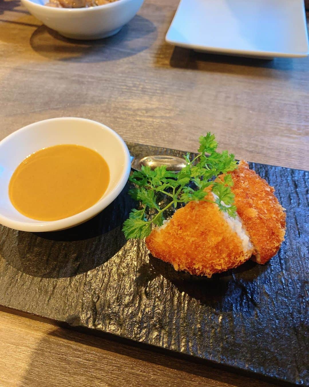 山吹香織さんのインスタグラム写真 - (山吹香織Instagram)「うしごろバンビーナ五反田店 @ushigoro_bambina  に行ってきました🥺💓 ・ ・ ・ 山吹は季節限定メニューを注文🍖🗒✨ ストーリーに載せれてないメニューもありますが🙏🏾🥺💦 ●季節のサラダ ●季節のナムル ●キムチの盛り合わせ ●特製海老カツ ●リブロース雲丹軍艦 ●厚切りハラミ ●大判上ネギタン ●シャトーブリアン ●赤身とフォアグラの包み焼き トリュフソース ●サーロインすき焼き ●リブ芯　しお ●シンシン　タレ ●石焼ポルチーリゾット ●デザート 全部がスーパー美味しすぎて。。😭💓 1枚1枚丁寧にお店のお兄さんが焼いて下さいました👨🏽‍🍳✨ シャトーブリアンのお肉の柔らかさに衝撃を受けた山吹😱💓笑。 お肉の質も最高で、焼き加減も最高、店員さんもみんな優しくてとても贅沢な時間でした🥺💓 うしごろまた来よう〜🐮✨✨✨ ・ ・ ・ 美味しいご飯食べたので明日からまたがんばるぞー🔥💪🏾☺️ #うしごろ #うしごろバンビーナ#ushigoro#うしごろバンビーナ五反田 #焼肉うしごろ#グルメ #グルメ女子 なりたい #ushigorobambina #ushigorokan #焼肉#焼肉大好き #食いしん坊 万歳🙌🏾 #幸せをありがとう  #エネルギーチャージ 🥺💪🏾🔥 #明日も笑顔で #頑張ろう ☺️」9月8日 21時41分 - kaori_yamabuki