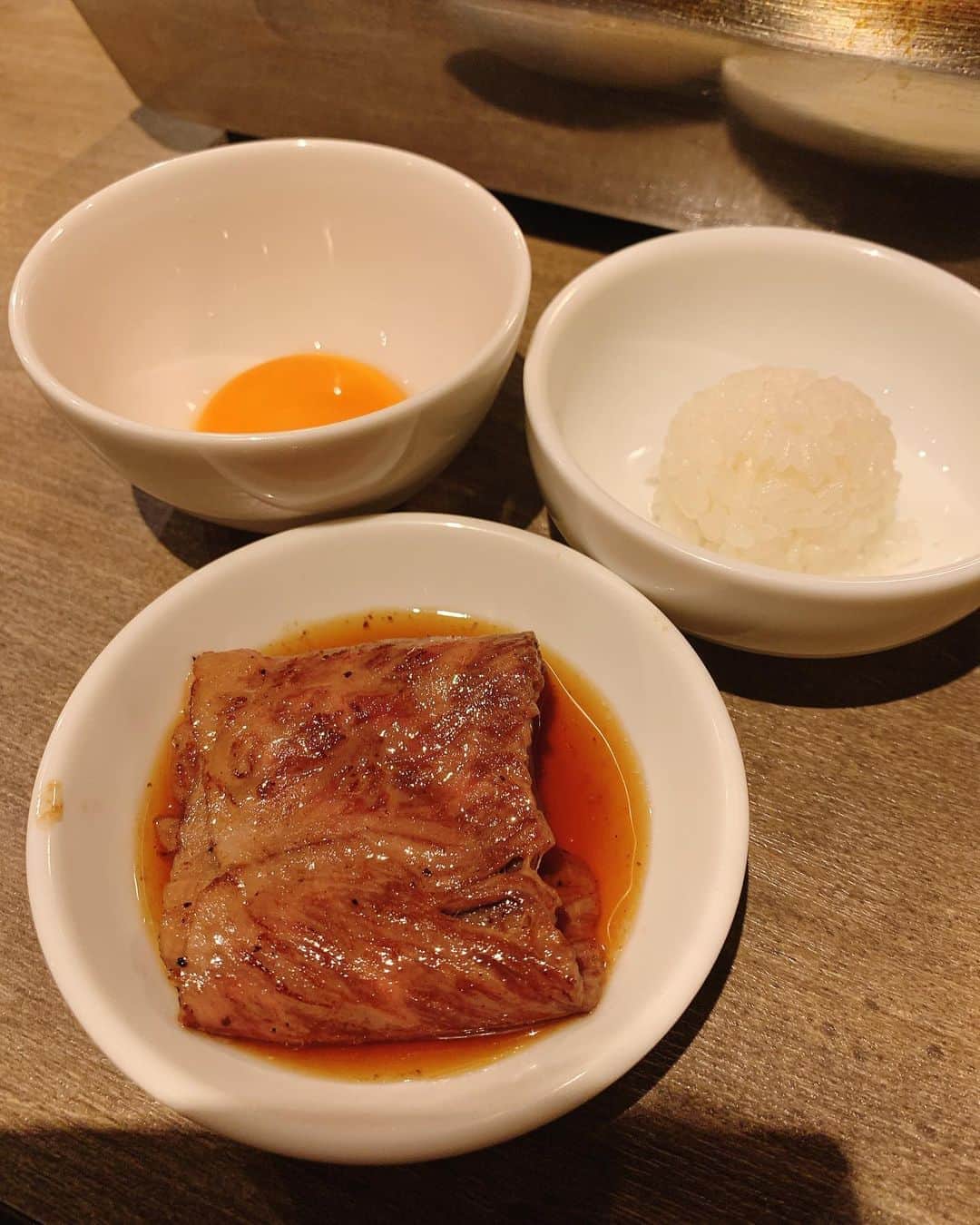 山吹香織さんのインスタグラム写真 - (山吹香織Instagram)「うしごろバンビーナ五反田店 @ushigoro_bambina  に行ってきました🥺💓 ・ ・ ・ 山吹は季節限定メニューを注文🍖🗒✨ ストーリーに載せれてないメニューもありますが🙏🏾🥺💦 ●季節のサラダ ●季節のナムル ●キムチの盛り合わせ ●特製海老カツ ●リブロース雲丹軍艦 ●厚切りハラミ ●大判上ネギタン ●シャトーブリアン ●赤身とフォアグラの包み焼き トリュフソース ●サーロインすき焼き ●リブ芯　しお ●シンシン　タレ ●石焼ポルチーリゾット ●デザート 全部がスーパー美味しすぎて。。😭💓 1枚1枚丁寧にお店のお兄さんが焼いて下さいました👨🏽‍🍳✨ シャトーブリアンのお肉の柔らかさに衝撃を受けた山吹😱💓笑。 お肉の質も最高で、焼き加減も最高、店員さんもみんな優しくてとても贅沢な時間でした🥺💓 うしごろまた来よう〜🐮✨✨✨ ・ ・ ・ 美味しいご飯食べたので明日からまたがんばるぞー🔥💪🏾☺️ #うしごろ #うしごろバンビーナ#ushigoro#うしごろバンビーナ五反田 #焼肉うしごろ#グルメ #グルメ女子 なりたい #ushigorobambina #ushigorokan #焼肉#焼肉大好き #食いしん坊 万歳🙌🏾 #幸せをありがとう  #エネルギーチャージ 🥺💪🏾🔥 #明日も笑顔で #頑張ろう ☺️」9月8日 21時41分 - kaori_yamabuki