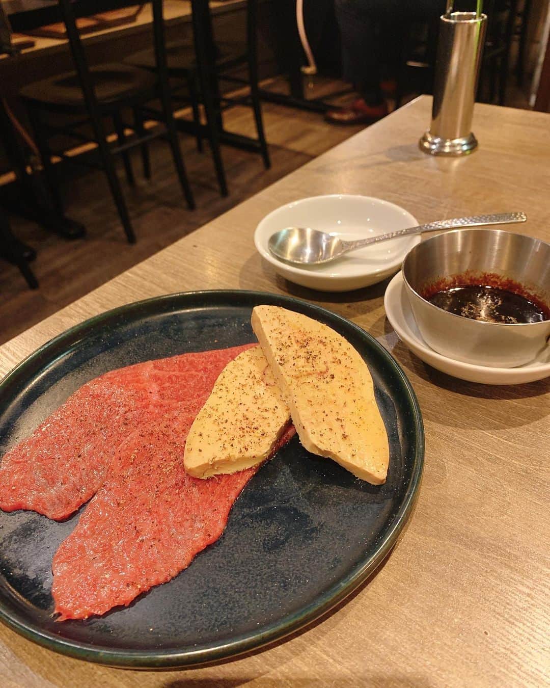 山吹香織さんのインスタグラム写真 - (山吹香織Instagram)「うしごろバンビーナ五反田店 @ushigoro_bambina  に行ってきました🥺💓 ・ ・ ・ 山吹は季節限定メニューを注文🍖🗒✨ ストーリーに載せれてないメニューもありますが🙏🏾🥺💦 ●季節のサラダ ●季節のナムル ●キムチの盛り合わせ ●特製海老カツ ●リブロース雲丹軍艦 ●厚切りハラミ ●大判上ネギタン ●シャトーブリアン ●赤身とフォアグラの包み焼き トリュフソース ●サーロインすき焼き ●リブ芯　しお ●シンシン　タレ ●石焼ポルチーリゾット ●デザート 全部がスーパー美味しすぎて。。😭💓 1枚1枚丁寧にお店のお兄さんが焼いて下さいました👨🏽‍🍳✨ シャトーブリアンのお肉の柔らかさに衝撃を受けた山吹😱💓笑。 お肉の質も最高で、焼き加減も最高、店員さんもみんな優しくてとても贅沢な時間でした🥺💓 うしごろまた来よう〜🐮✨✨✨ ・ ・ ・ 美味しいご飯食べたので明日からまたがんばるぞー🔥💪🏾☺️ #うしごろ #うしごろバンビーナ#ushigoro#うしごろバンビーナ五反田 #焼肉うしごろ#グルメ #グルメ女子 なりたい #ushigorobambina #ushigorokan #焼肉#焼肉大好き #食いしん坊 万歳🙌🏾 #幸せをありがとう  #エネルギーチャージ 🥺💪🏾🔥 #明日も笑顔で #頑張ろう ☺️」9月8日 21時41分 - kaori_yamabuki