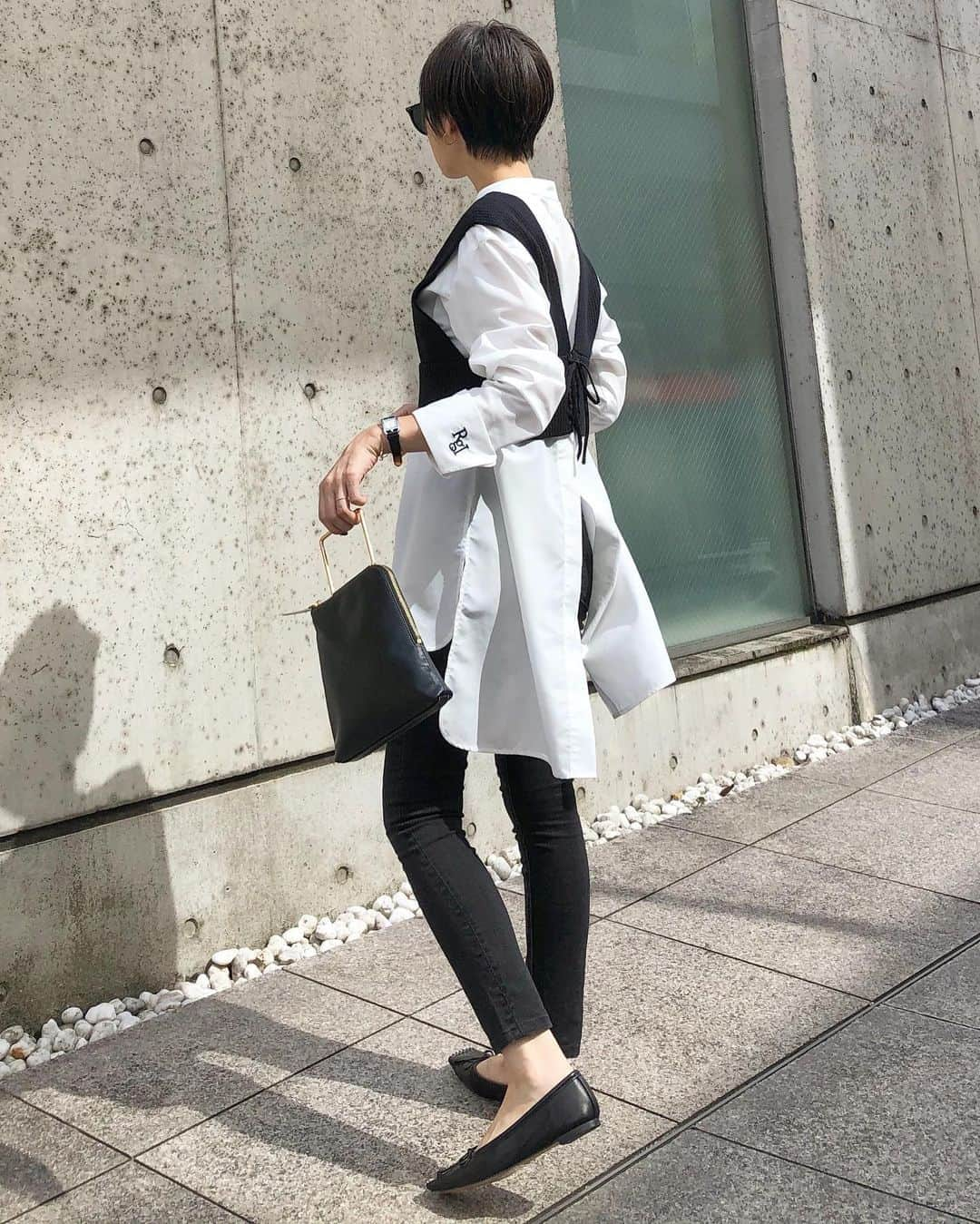 金子麻貴さんのインスタグラム写真 - (金子麻貴Instagram)「@gu_global でポチッとしたニットベストすごく可愛かった🧡 @re_gleam のロゴシャツに重ねたいなと思ったらイメージ通りで嬉しい！！  まだ残暑は続いてるけどちょっとずつ秋冬が楽しみになってきた今日この頃🥺🍂  #fashion#regleam#gu#gap#chembur#モノトーン#ビッグシャツ#重ね着#レイヤードコーデ#ニットベスト#シンプルコーデ#ママコーデ」9月8日 21時51分 - mtmmaki