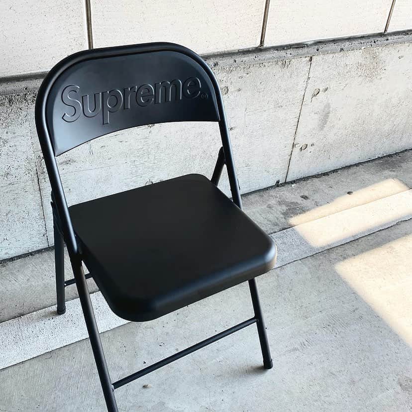 Maiさんのインスタグラム写真 - (MaiInstagram)「・ 「こんな椅子買ってどこに置くん？」「いや、とりあえず買ってたらいつか活躍するかもしれんやん！」っていう論争があった @supremenewyork のパイプ椅子🙌😂 ・ 実物しっかりしてるし可愛いから結果オーライ👍 ・ 今回もSupremeのオンラインで買いました🧡 ・ #supreme #シュプリーム」9月8日 21時50分 - maimaimai1016