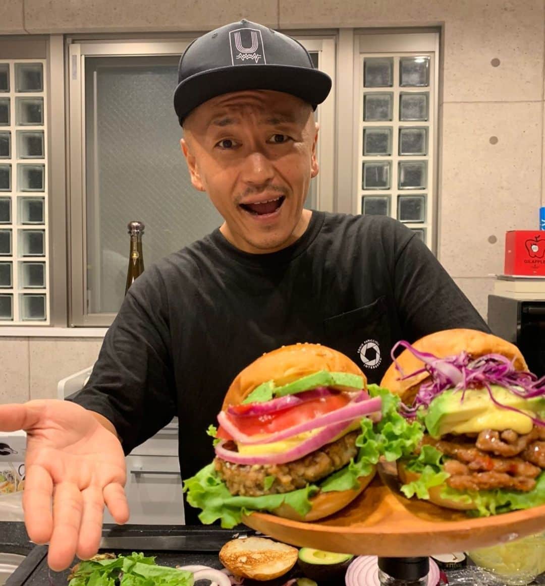 DJ LEADのインスタグラム：「VEGAN CRACK BURGER.  VEGAN UBER EATS 初めます。 ガチでうまいハンバーガーを超えたビーガンバーガーをお届けします。 肉より美味かったら肉じゃなくてよくない？ ていう理念でやってます。  ちなみに僕はビーガンではありません。 #vegan #veganburger #veganfeelrich #veganishiphop #ビーガンはヒップホップ」