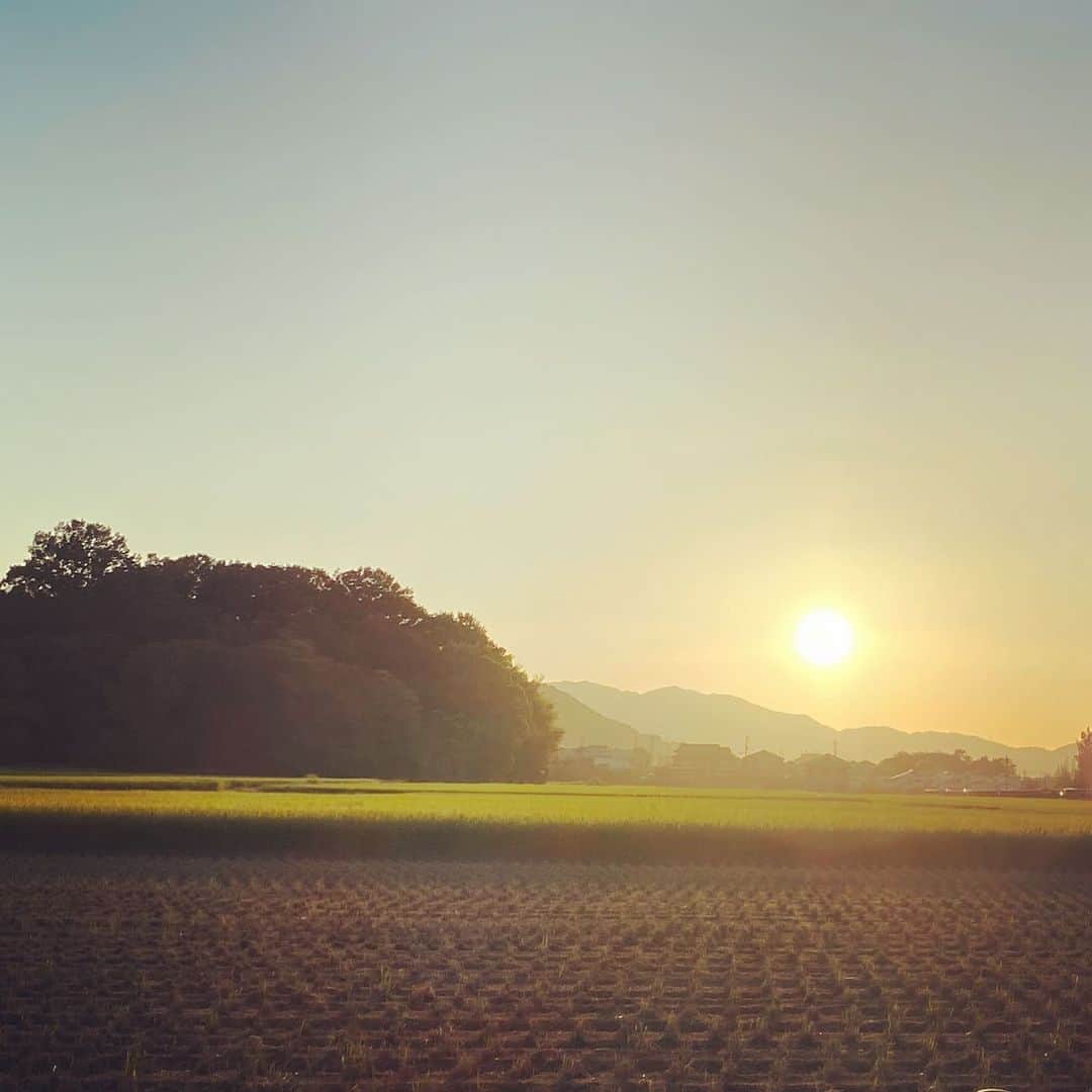 アキ（荒木良明）さんのインスタグラム写真 - (アキ（荒木良明）Instagram)「オトン、今日で79歳になりました‼︎この季節やけど、オトンの好きなカニとケーキでお祝い✨✨ おめでとう㊗️ありがとう☺️  明日香の今日の夕陽を添えて。  #かぞえどし #傘寿」9月8日 21時59分 - mizutamareppuaki