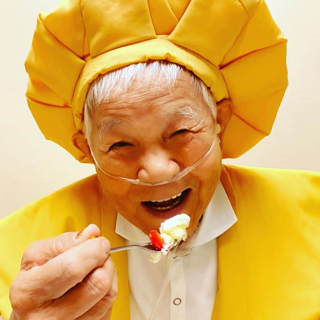アキ（荒木良明）のインスタグラム：「オトン、今日で79歳になりました‼︎この季節やけど、オトンの好きなカニとケーキでお祝い✨✨ おめでとう㊗️ありがとう☺️  明日香の今日の夕陽を添えて。  #かぞえどし #傘寿」