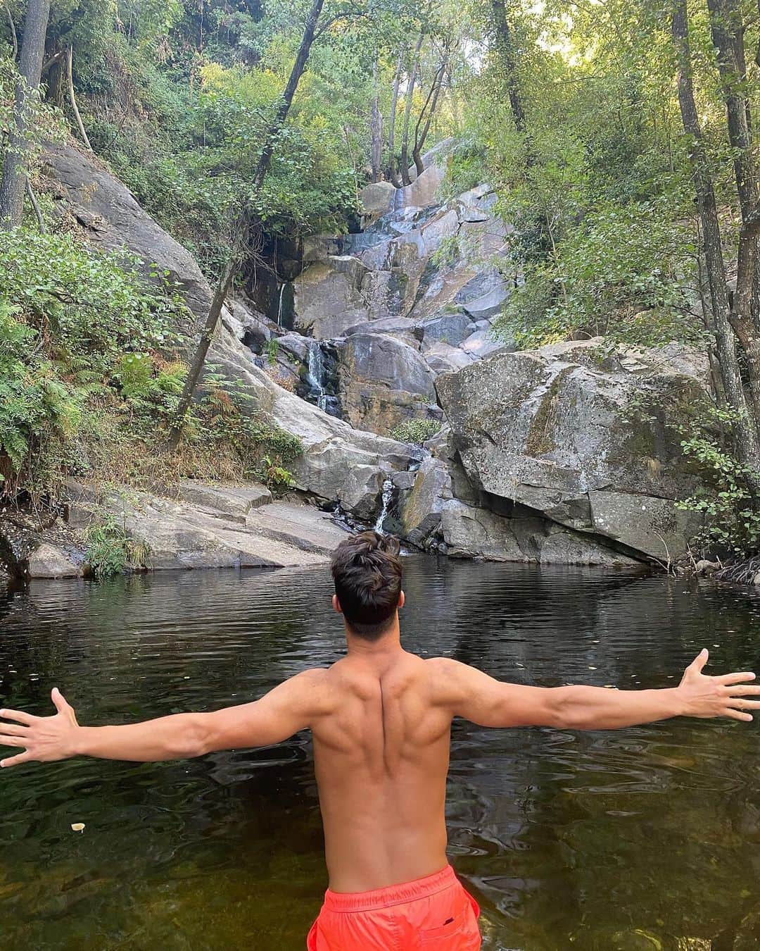 オリベル・トーレスのインスタグラム：「Quererte, cuidarte y compartirte. Mia, tuya, nuestra!  ¡Feliz día Extremadura!  💚⚪️⚫️」