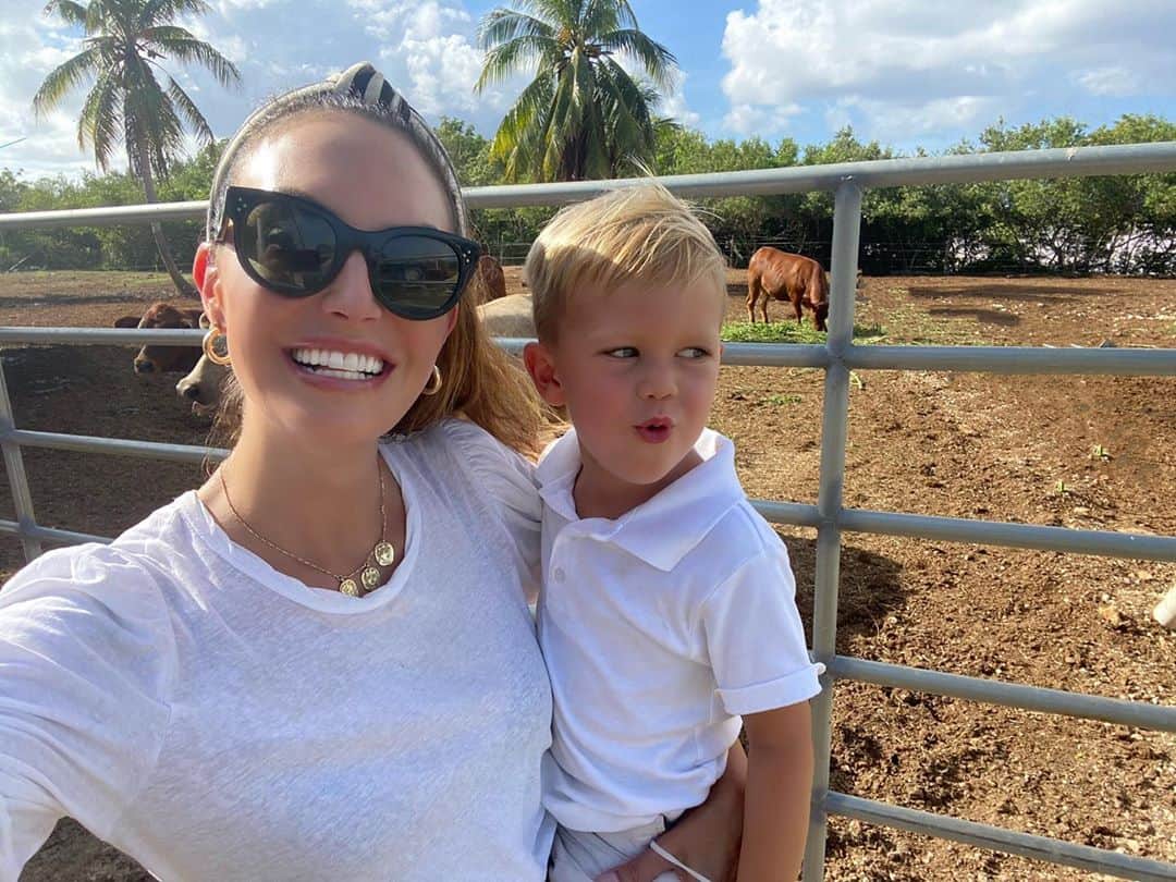 Elizabeth Chambers Hammerのインスタグラム：「Gone (Caymanian) Country.  First horseback riding lessons on derby weekend, were a success. 🐎」