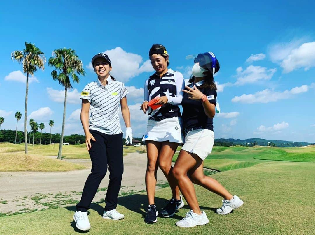 藤本麻子さんのインスタグラム写真 - (藤本麻子Instagram)「日本女子プロゴルフ選手権⛳️ キャディーのフィーちゃんと 朝あるいてコースチェックしとったら 練習ラウンド中の、 まみちゃんと遭遇ハイチーズ✌🏻🤪 . まさかの、 フィーちゃん裏ピース🤣‼️なんなんw 何年前に流行った？笑 今も流行っとん？裏ピ✌🏻 . ほんで 今日なんかまぶしーなーおもーたら バイザー、逆にかぶっとったわ🙋🏼‍♀️ゆーて」9月8日 21時58分 - aako528