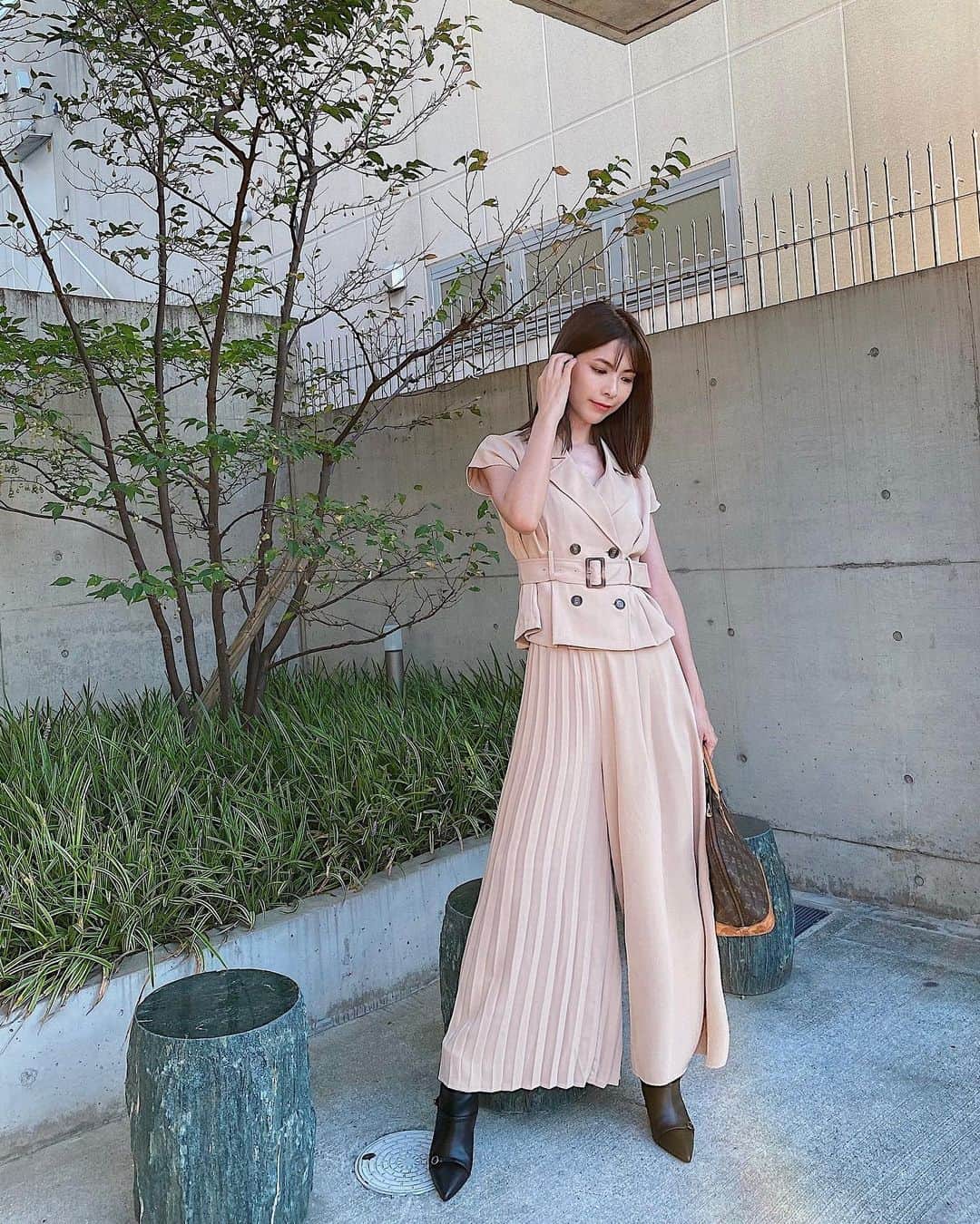 Yuika Matsuさんのインスタグラム写真 - (Yuika MatsuInstagram)「#outfit  ※上げ直しました、ごめんなさい🙇‍♀️ . . ショートブーツを合わせて 秋っぽく着たい トレンチ風のTOPSとワイドパンツのセットアップ🤍 . 大人っぽくしたくて髪は珍しくストレートに 濃い目のメイク💄 . . . @elenore_official さんの服は どれも身体のラインが綺麗に見えるように 計算されて作られているから . 腕がほっそり見える袖丈に ウエスト位置が高く見えるボタンや ベルトの位置のトップス。 . . ボトムは片方のみプリーツ加工がされてて、 一癖あるデザインも素敵✨ . . もちろん別々でも使えるから 冬はこのパンツにニットとか合わせたいな✌︎ . . Sサイズでも 身長172センチでこのくらいの丈感になりました😊 . . そろそろかわいいかわいい秋服が 出てきだしてワクワクする🙈 . . . . . #ELENORE #エレノア #秋コーデ  #variouselenore #セットアップ #トレンチ#大人コーデ #大人カジュアル  #ootd#ootdfashion #outfit #ベージュコーデ#上品コーデ」9月8日 21時58分 - yuika00802