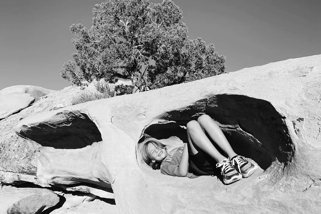 ライアン・ダニエル・ドブソンのインスタグラム：「“It’s just the right size for me!”  As a child I remember finding sandstone cubbyholes similar to this one when we lived in Moab, Utah. And I remember having the same reaction my son did to this one. Like, “This one is special, because I fit here.”  Now that I’m reflecting on it, I recognize it’s a desire I still have.   I remember it when moving to LA: Where are our people? I feel it walking into a room where I don’t know anyone: where will I fit here? And I recognize the inverse I have as I drive across the country: would they hate me here?  My cousin and I had a long conversation into the early morning about the rising tension in the country. It’s both fascinating and terrifying how people on opposing sides of the aisle - who see each other as enemies - self-identify with such similar ideals: speaking up for the voiceless, health for our country, resisting evil, and doing “the right thing.” The categories are so similar, but the content inside is so different. And so tensions rise and rise; tension to trembling tenor, trill timbre.   Screaming people don’t seem to be in a place I’d fit.   But then, maybe it’s less about “fitting” and more about “making space.” The delight my son feels when he finds the mini-cave is a sense that a space has been made for him; a place formed in something that resists being shaped; a carved-out space in solid rock.   “And on this Rock I will build a space for my people.” And this People will be composed of misfits, cast-outs, and the ones who were said to not-belong. They are the square pegs. They are the ones whom the institution rejected, but on this Rock, space will be carved out for them.   Here, they fit.」