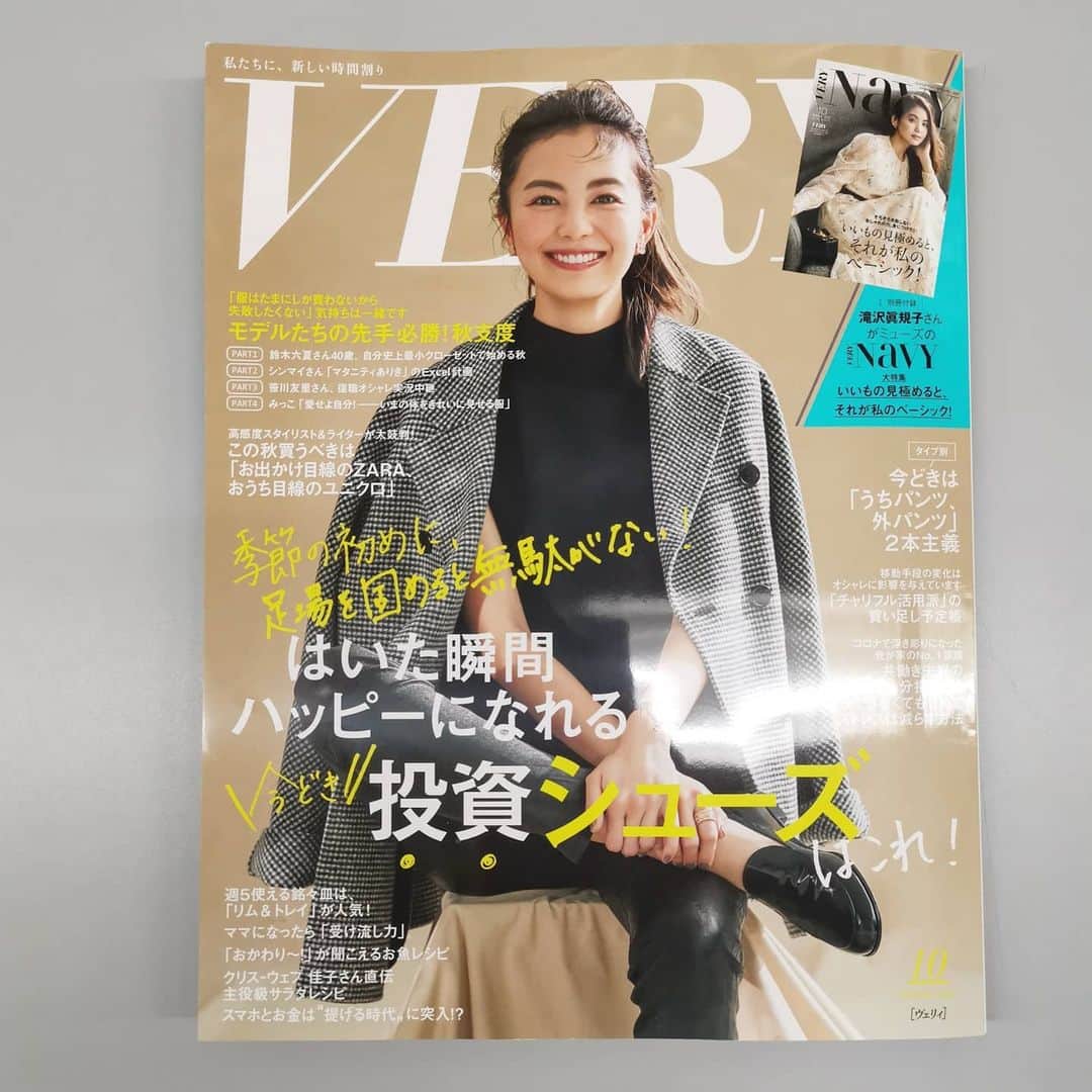 ayaka8880のインスタグラム：「. . VERY10月号 . 『共働き夫婦の分担問題 解決はしなくても、せめてストレスは減らす方法』書きました🖊 . 夫婦それぞれに在宅ワークのあれこれについてアンケートを取って、分担の折り合い見つけようか、という企画だったのです。 . が、 . アンケートを開いてびっくり、男女間で負担に感じたツボが違いすぎて、こりゃなんとかせねば！と構成がかわり、男心が分からなくなり、迷宮に入り、色んな友人に話を聞き頭をかきむしり、ギリギリのアウトな日まで練り直した内容となっております。 . @ideaizo　さん、素敵なイラスト、そして無茶振りにも臨機応変に対応してくださりありがとうございました😢表情が最高、、！ . 夫婦で読める読み物となっておりますので、ぜひ🙇 . #これは序章だったりする #在宅ワーク #夏果の仕事」