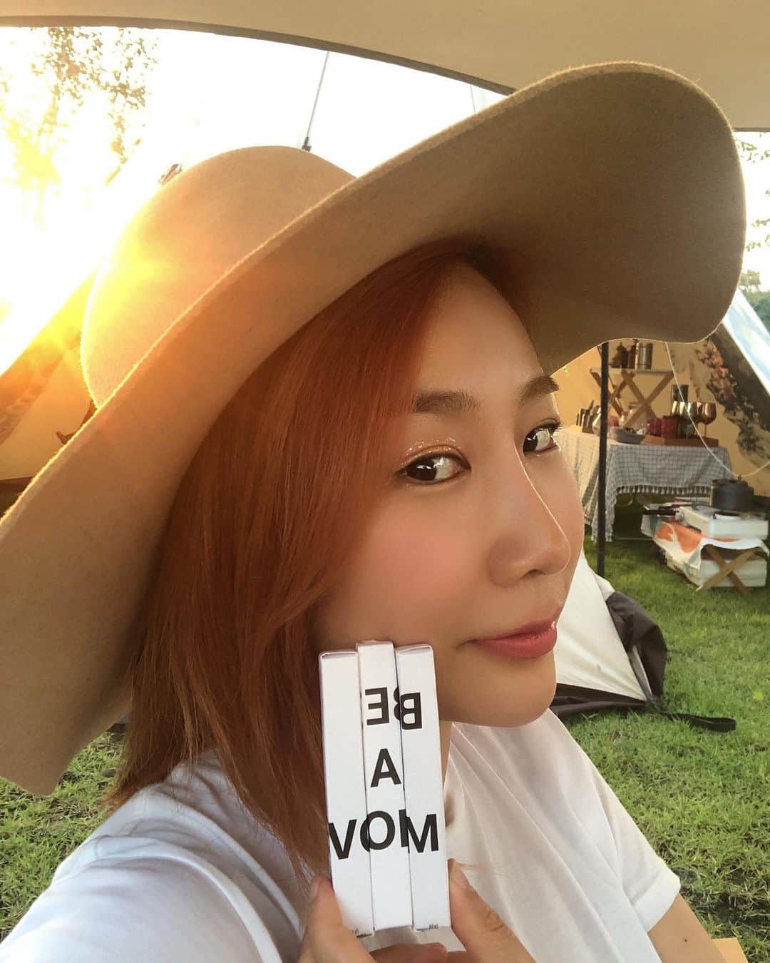 ジェアのインスタグラム：「저도 그 핫하다는 무브모션 사용해봤어요💜 배윤정언니가 정성스레 만든 #무브모션 글리터 낮에도 너무 이쁘고 밤에도 번지지않고 영롱하게 반짝이네요 👍 @hotchicksbyj」