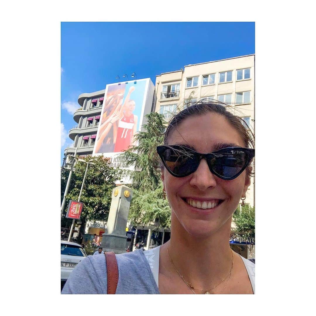 ナズ・アイデミルのインスタグラム：「Arkadakini gözüm bir yerden ısırıyor ama ...😝😀 #sporukimsedurduramaz #bizikimsedurduramaz」