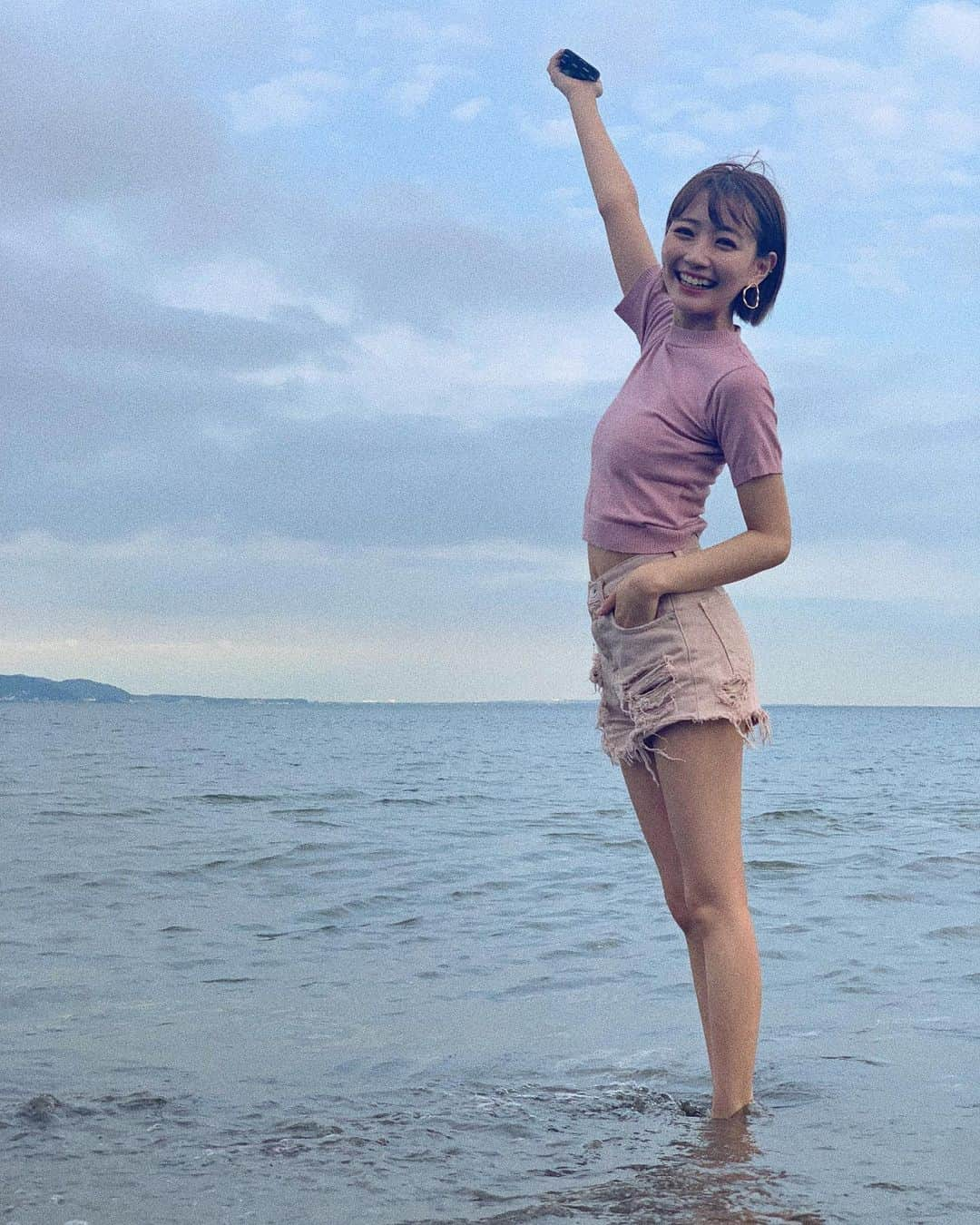 荻野可鈴さんのインスタグラム写真 - (荻野可鈴Instagram)「、 今日も暑かったね🥵🏖 #足長く見えるように #すんごいしゃがんで撮ってくれた #その姿見てわらとる私 #わらとる場合じゃない　#足伸びろ #２０２０年の夏はもうそろおわりだって思ってたのに #まだまだ全然暑い　#残暑とは？？ #熱中症には引き続きお気をつけて！！！」9月8日 22時05分 - karin_ogino