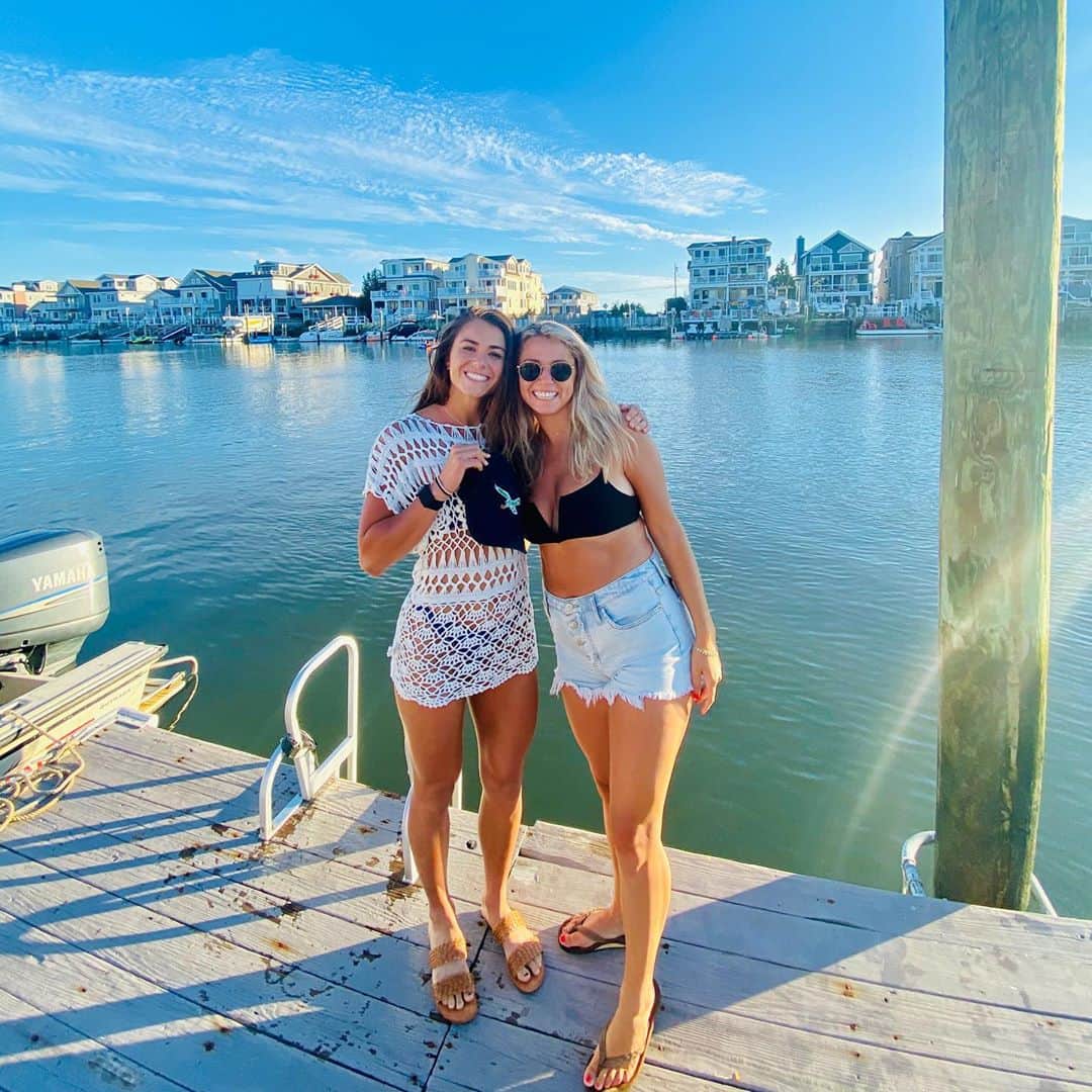キャシディ・クックのインスタグラム：「Always a good and wholesome time in Sea Isle City 😶☀️ same time, next year?  P.s. For business inquires/pics of @marissa_cicione feet, please DM」