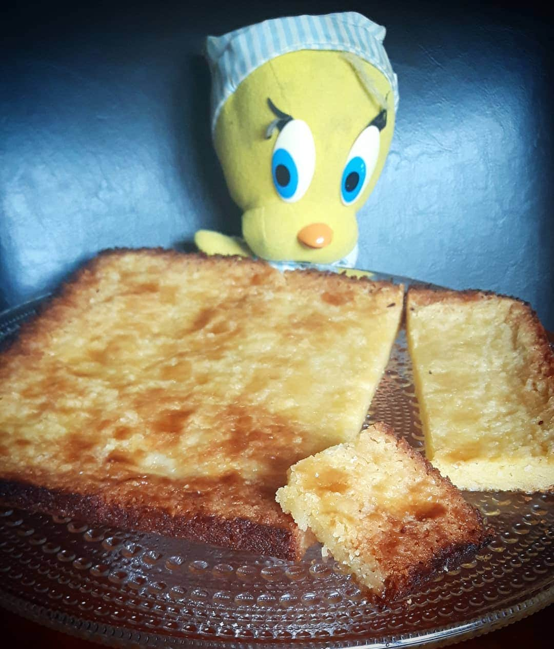 Little Yellow Birdさんのインスタグラム写真 - (Little Yellow BirdInstagram)「Homemade Dutch "boterkoek", guys!! It's buttery, soft on the inside and crunchy on the outside! Did I mention buttery? Come and get a slice!! #honeygroveteapartytuesday #littleyellowbird #tweety #tweetykweelapis #adventures #yellow #bird #tuesday #teaparty #bakedgoods #baking #homemade #boterkoek #dutch #butter #buttery #sweet #stuffedanimalsofinstagram #plushiesofinstagram」9月8日 22時15分 - tweetykweelapis