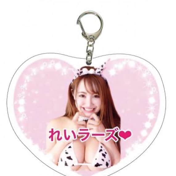 のインスタグラム：「💓期間限定発売💓 . . ファンの皆様　#れいラーズ　⛲️❤︎ のリクエストにお答えして✨ オリジナルデザインした🎀 キーホルダーを販売するよ🌟 . . . 9/15までの期間限定発売‼️‼️ 2種類ともGETしてね💋 チェキもつきます💋 . . その他グッズもこれから発売😍 .  https://tokyolily.jp/products/detail.php?product_id=23851 . . . #グラビアアイドル　#アイドルグッズ　#撮影会モデル　#グラドル撮影会 #kawaiigirl #japanesegirl #秋葉原　#フレッシュ撮影会　#Gスタ　#東京lily」