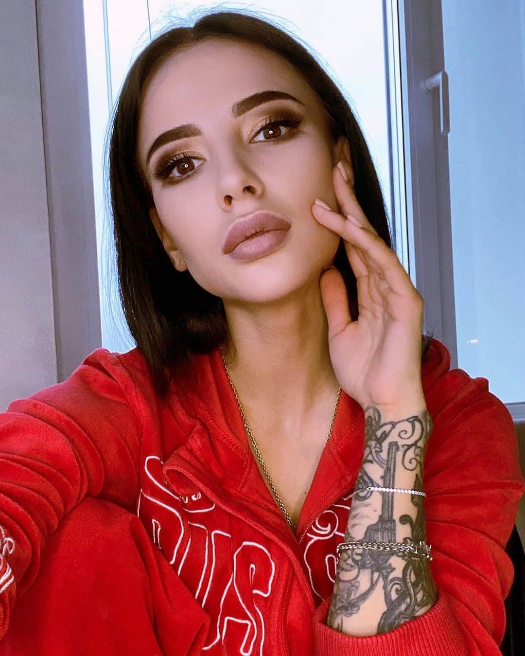 のインスタグラム：「Я люблю тебя .. тебе назло ... 🔥  Пишите свои любимые строчки из книг , фильмов , песен , стихов...)   Пишите то , что внутри разжигает огонь ) Пусть воспоминания , хорошие и грустные наполнят нас ... в этот дождливый день 💭」