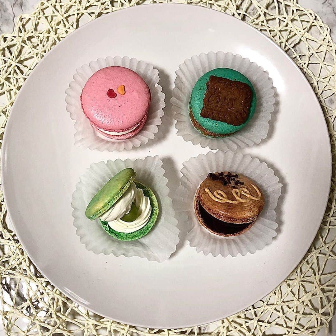 みのり(26)＠東京 ダイエットのインスタグラム：「. . #韓国式マカロン #マカプレッソ 🍓🍇🥨🍫 #トゥンカロン . 苺ミルク ロータス クリームチーズとシャインマスカット チョコレート . . 同期ちゃんと韓国料理を食べにいった時に デザートの持ち帰りをしました💓 . 韓国語でトゥントゥンイは、 太ってるとか、ぽっちゃりしてるという意味らしい . 普通のマカロンよりクリームが たくさん入ったマカロンなので "トゥンカロン"っていうんだとか。 . . 🐷 . 2枚目の チョコクリームの中にチョコは 濃厚すぎて鼻血出るかと思った。 . #血糖爆上げ . MACA PRESSO（マカプレッソ）新韓流店 住所：東京都新宿区百人町2-2-1 電話番号：03−6233−8820 営業時間：9:30〜23:30 定休日：年中無休 . . ◉ライザップ公認の紹介アンバサダーです。 〜紹介特典で、お安く入会できます〜 . ▶︎全国どの店舗でもOK ▶︎カウンセリング予約前にご連絡ください . 📺RIZAP TVCM出演 🏅RIZAP BMG ファイナリスト2017.2018 . #rizap #ライザップ #ダイエット #diet  #マカロン #macapresso  #macaron #新大久保 #新大久保グルメ #韓国スイーツ #sweets #新大久保カフェ #テイクアウトグルメ #テイクアウト専門店 #韓国料理 #かわいいお菓子 #トレンド #パステル #sugar #zucker」