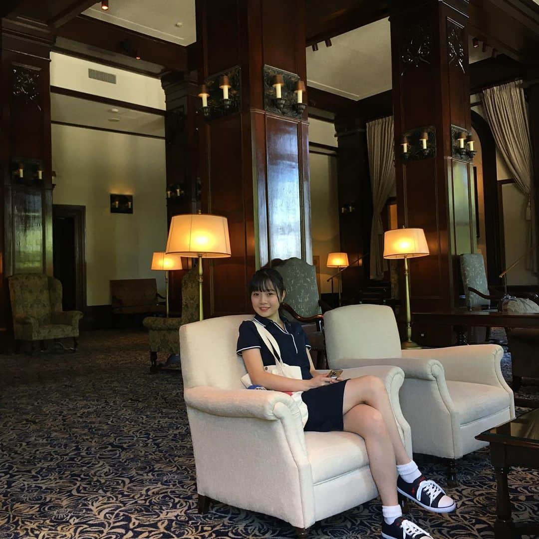miyuのインスタグラム：「この雰囲気に溶け込めていますか？歴史あるホテルに二泊三日。ホスピタリティーも素晴らしかったです☕️✨♬」