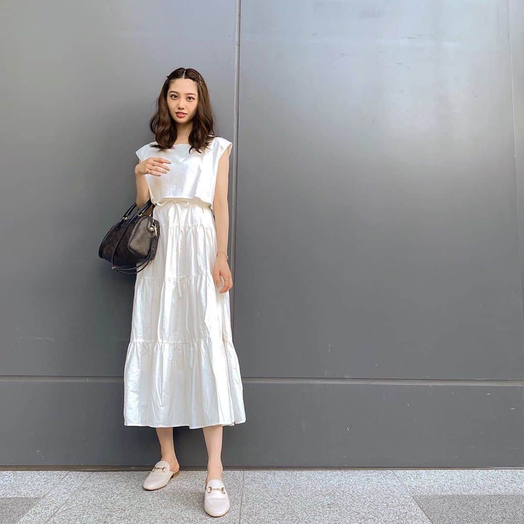 のインスタグラム：「陽が沈むと涼しいね🌿  dress : @abitokyo_collection  shoes : @gu_for_all_ @gu_global  bag : @coach」