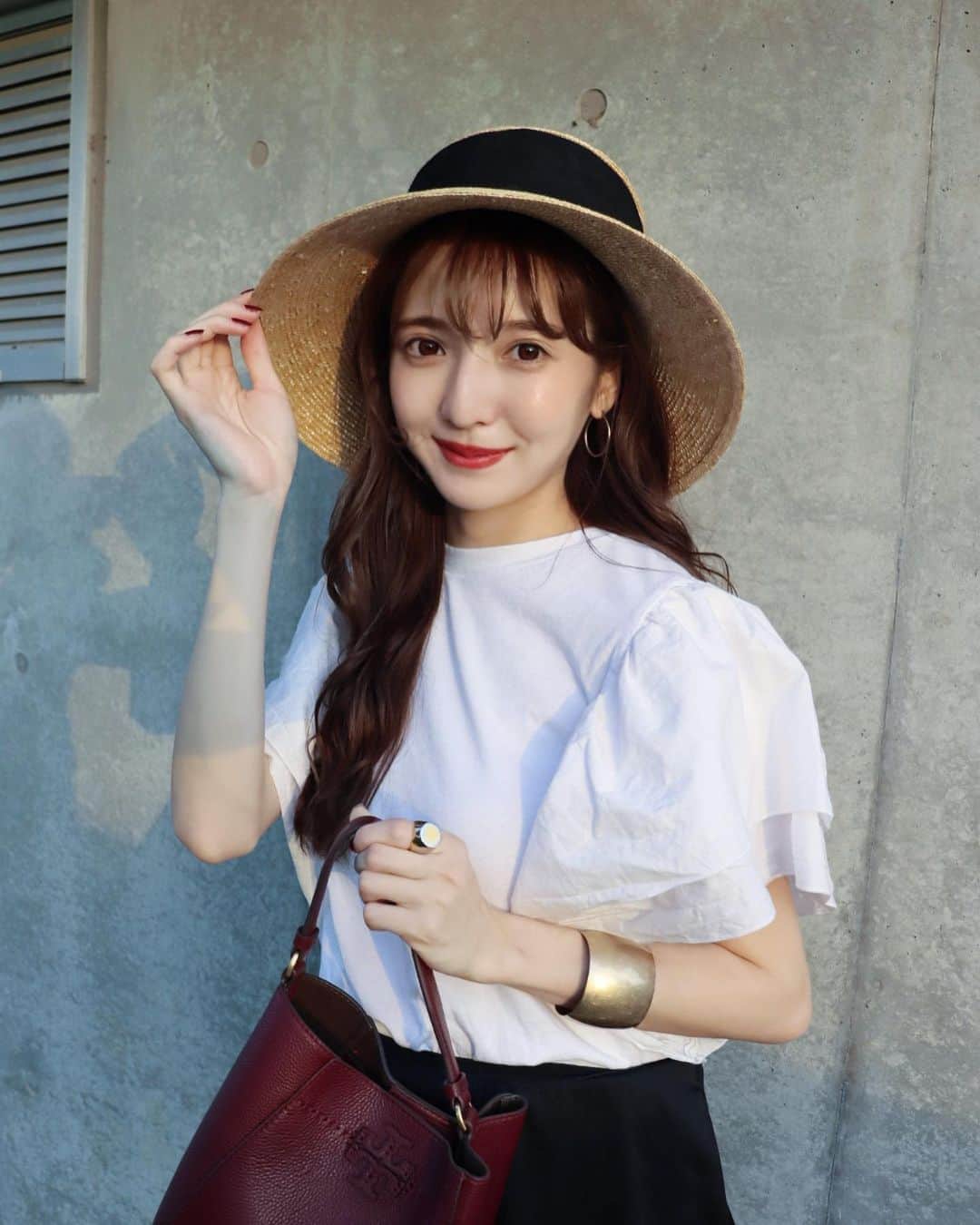 平木愛美のインスタグラム：「今日はまた真夏みたいな暑い日中🌞 皆さん体調お気をつけてくださいっ。  日傘と、帽子で日差しを防ぎつつ❤️ バッグは秋を感じるカラーを差し色にっ。🍂  夕陽が美しすぎたなぁ。  全然関係ないですが、きのうはちらっとストーリーしてたけど、城戸さんとともにとある取材を受けました！ ふたりでそんな日がくるなんて、感慨深かったり。とっても嬉しかったり。なんだか照れたり。笑 またお知らせします🧡🧸  bag & shoes / @toryburch  tops / @zara  skirt / @honeymihoney_official  ring / @jilsander」