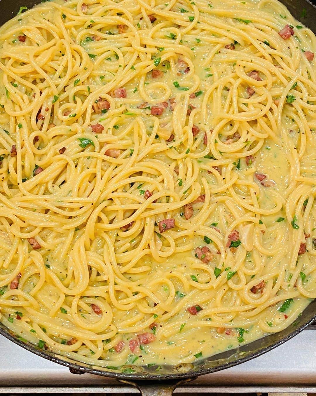 レイチェル・レイさんのインスタグラム写真 - (レイチェル・レイInstagram)「Catching Up: Birthday #Foodfolio  ✨@johnmcusimano’s Bday Carbonara🍝✨— lots and LOTS of egg yolks tempered w starchy cooking water, pancetta, garlic, EVOO, white wine, TONS of pecorino, Parm, and parsley 🌿  On my bday 🎂, we had wings and pizza —  Italian chicken wings, marinated + cooked at 450 in the oven until super crispy, then tossed with Calabrian chili paste, garlic🧄, butter 🧈, white wine and Parm. Sprinkled w green onion + served w carrot 🥕and celery sticks 💚  Whiskey Wings w Blue Cheese 🍗 — find the recipe on @rachaelrayshow 😉  Got a temporary pizza 🍕 oven until we have access to the old one again. Fired it up (😅 too soon?) for:  “The Rachael” - Sweet peppers, onion, hot cherry peppers w mozz and provolone and roasted tomato sauce 🥫🙌🏻  Broccoli Rabe Pizza 🥦 - Broccoli rabe, preserved lemon, fresh chilies + chili paste, garlic, fennel seed, thyme, EVOO, sausage, cheese ✨  Meat Lovers 🥩🤩 - Pepperoni, sausage, roasted tomato sauce, cheese + torn basil  Zucchini sticks 🥒 - Flour, egg, breadcrumb w pecorino, fennel pollen, dried oregano, parsley, thyme, red pepper and lemon zest 🍋 Shallow fried and served w roasted tomato sauce + lemon cheek」9月8日 22時31分 - rachaelray