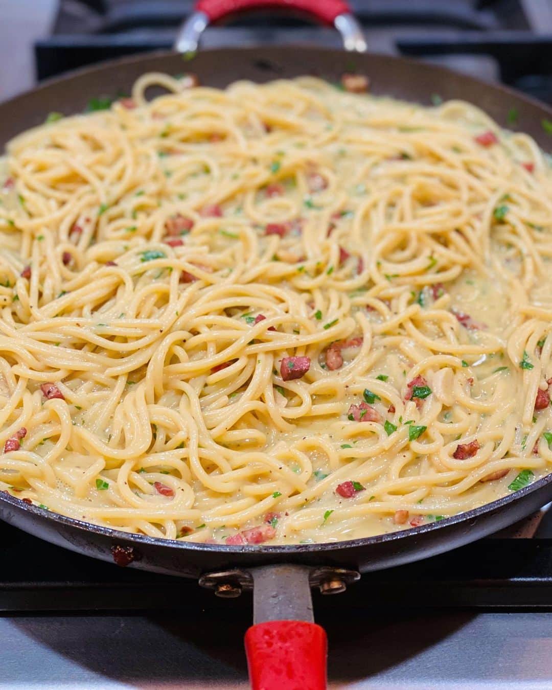 レイチェル・レイさんのインスタグラム写真 - (レイチェル・レイInstagram)「Catching Up: Birthday #Foodfolio  ✨@johnmcusimano’s Bday Carbonara🍝✨— lots and LOTS of egg yolks tempered w starchy cooking water, pancetta, garlic, EVOO, white wine, TONS of pecorino, Parm, and parsley 🌿  On my bday 🎂, we had wings and pizza —  Italian chicken wings, marinated + cooked at 450 in the oven until super crispy, then tossed with Calabrian chili paste, garlic🧄, butter 🧈, white wine and Parm. Sprinkled w green onion + served w carrot 🥕and celery sticks 💚  Whiskey Wings w Blue Cheese 🍗 — find the recipe on @rachaelrayshow 😉  Got a temporary pizza 🍕 oven until we have access to the old one again. Fired it up (😅 too soon?) for:  “The Rachael” - Sweet peppers, onion, hot cherry peppers w mozz and provolone and roasted tomato sauce 🥫🙌🏻  Broccoli Rabe Pizza 🥦 - Broccoli rabe, preserved lemon, fresh chilies + chili paste, garlic, fennel seed, thyme, EVOO, sausage, cheese ✨  Meat Lovers 🥩🤩 - Pepperoni, sausage, roasted tomato sauce, cheese + torn basil  Zucchini sticks 🥒 - Flour, egg, breadcrumb w pecorino, fennel pollen, dried oregano, parsley, thyme, red pepper and lemon zest 🍋 Shallow fried and served w roasted tomato sauce + lemon cheek」9月8日 22時31分 - rachaelray