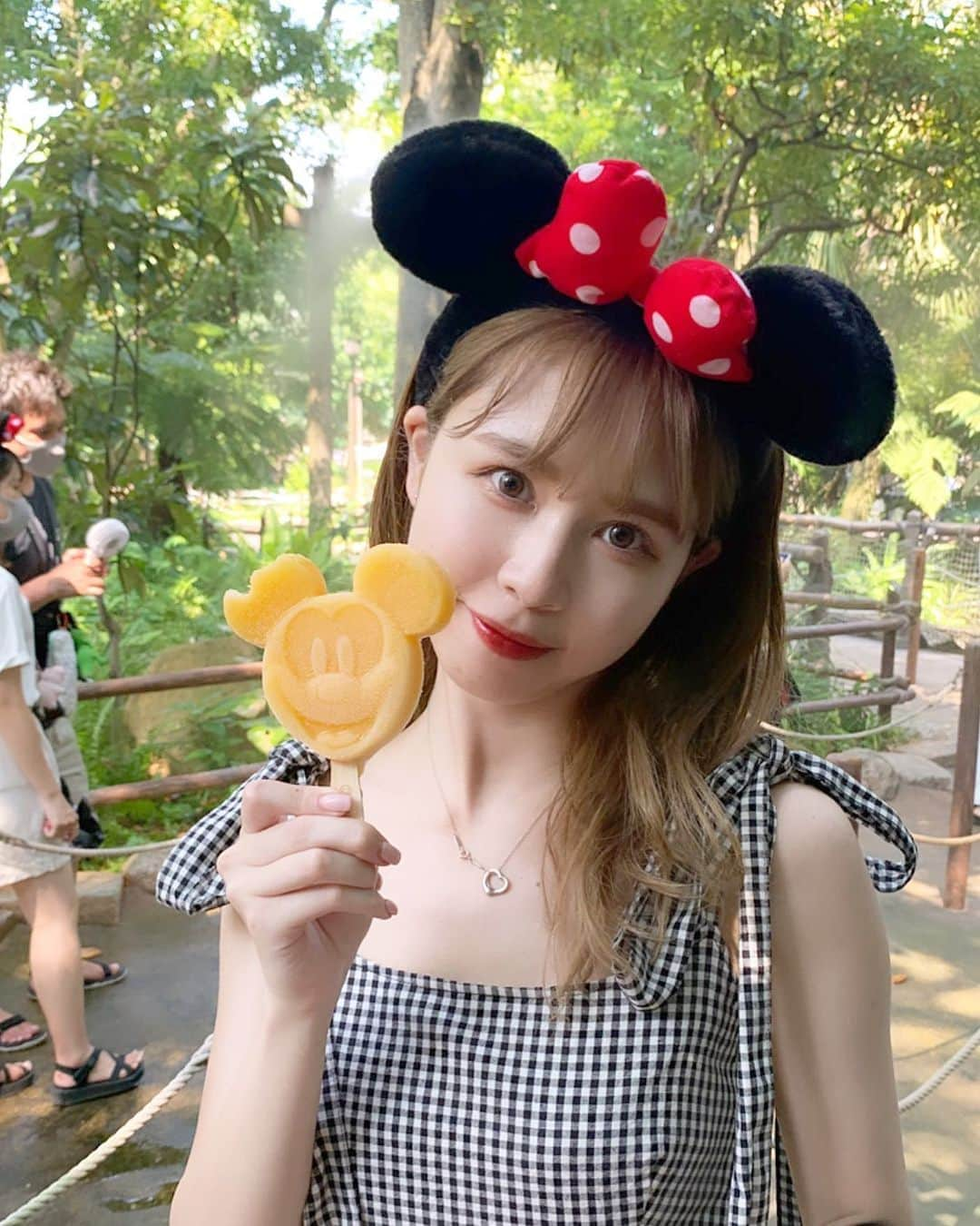 西村愛のインスタグラム：「．  夏のディズニーで食べるアイスが 1番美味しいと思った日🌞  今日の投票も 忘れずにぽちっとお願いします♡  #ミス学習院#ミス学習院コンテスト#ミスコン#大学ミスコン#ディズニー#ディズニーシー#ミッキーアイス#disneysea#disney#tokyodisneysea」