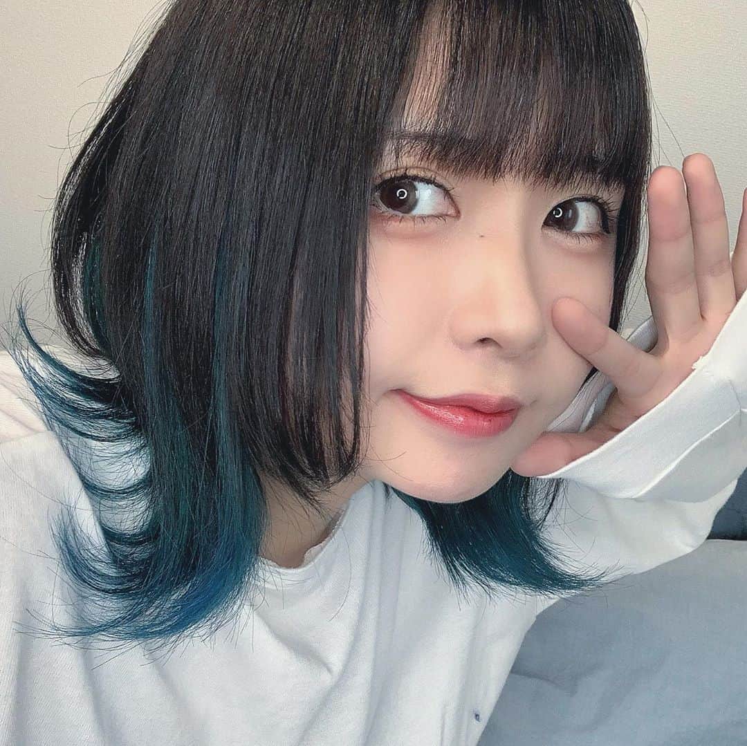 ねおきまこのインスタグラム：「おやすみ〜🌙🌟 今からきゃとが家に遊びにくるから、まこは寝ないけどね( ˘ω˘ )  #自撮り女子  #innercolor  #bluehair  #ウルフヘア #自撮り界隈」