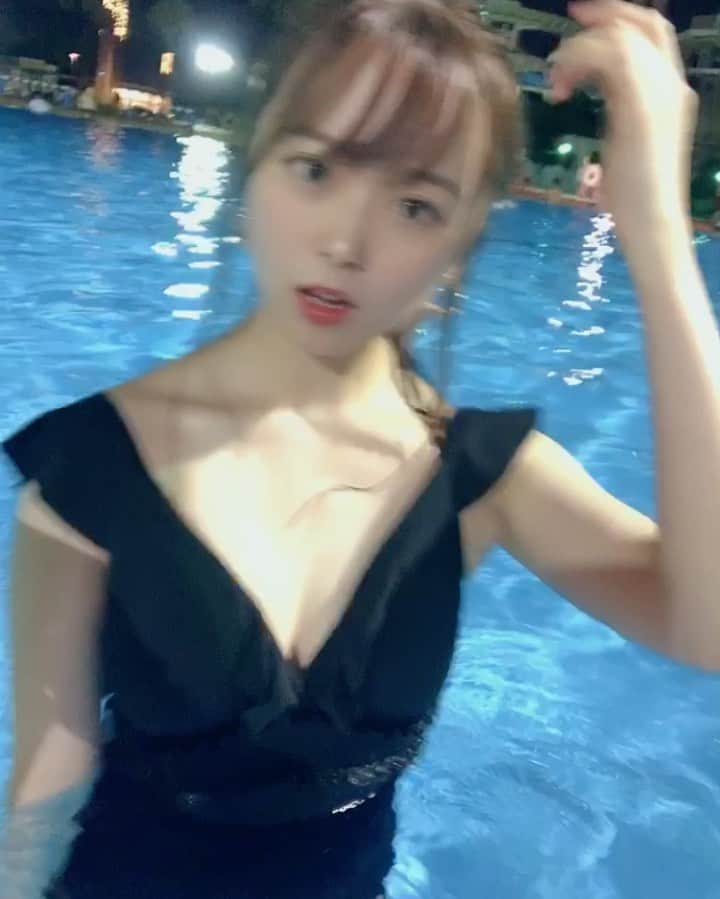 我妻美月のインスタグラム：「恥ずかしいけど載せちゃう😤笑 . . . #ナイトプール #よみラン」