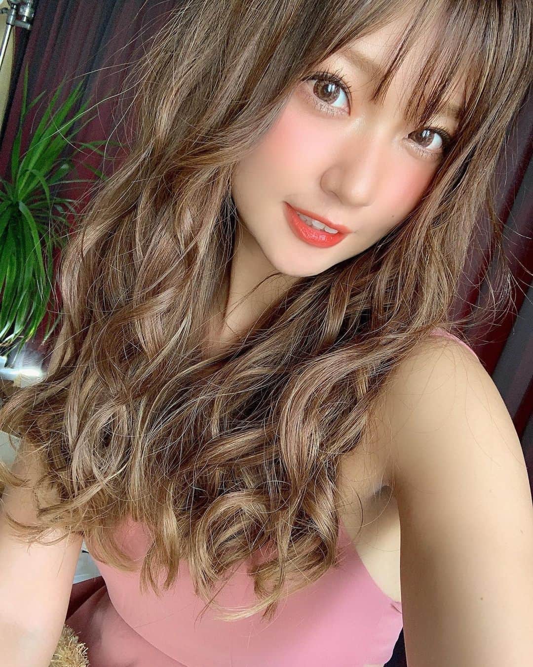 いっちゃん/嶋津 いつみのインスタグラム：「. . 昨日の投稿で 体調心配してくれたみんなありがとう😭🙏🏻❤️ . . . . . もともと貧血起こしやすい体質で…🤓💦 . . . . 熱中症とかじゃないから大丈夫✌🏻⭐ . . . 今日は1日、お家でするお仕事の日やったから 回復してきたよー🙋‍♀️💕 . . . . リモート会議すると むーたんの嫉妬がすごくて うるさくて仕事にならん。ということが 最近判明したのでご報告しておきます🐶← . . . .  #関西  #関西サロモ  #サロンモデル #サロモ #いっちゃん  #フリーモデル #関西モデル  #あざといっちゃん #かわいっちゃん #いっちゃんコーデ #ブライダルモデル #アレンジモデル #ヘアカラー  #ヘアアレンジ #くしゃ顔」