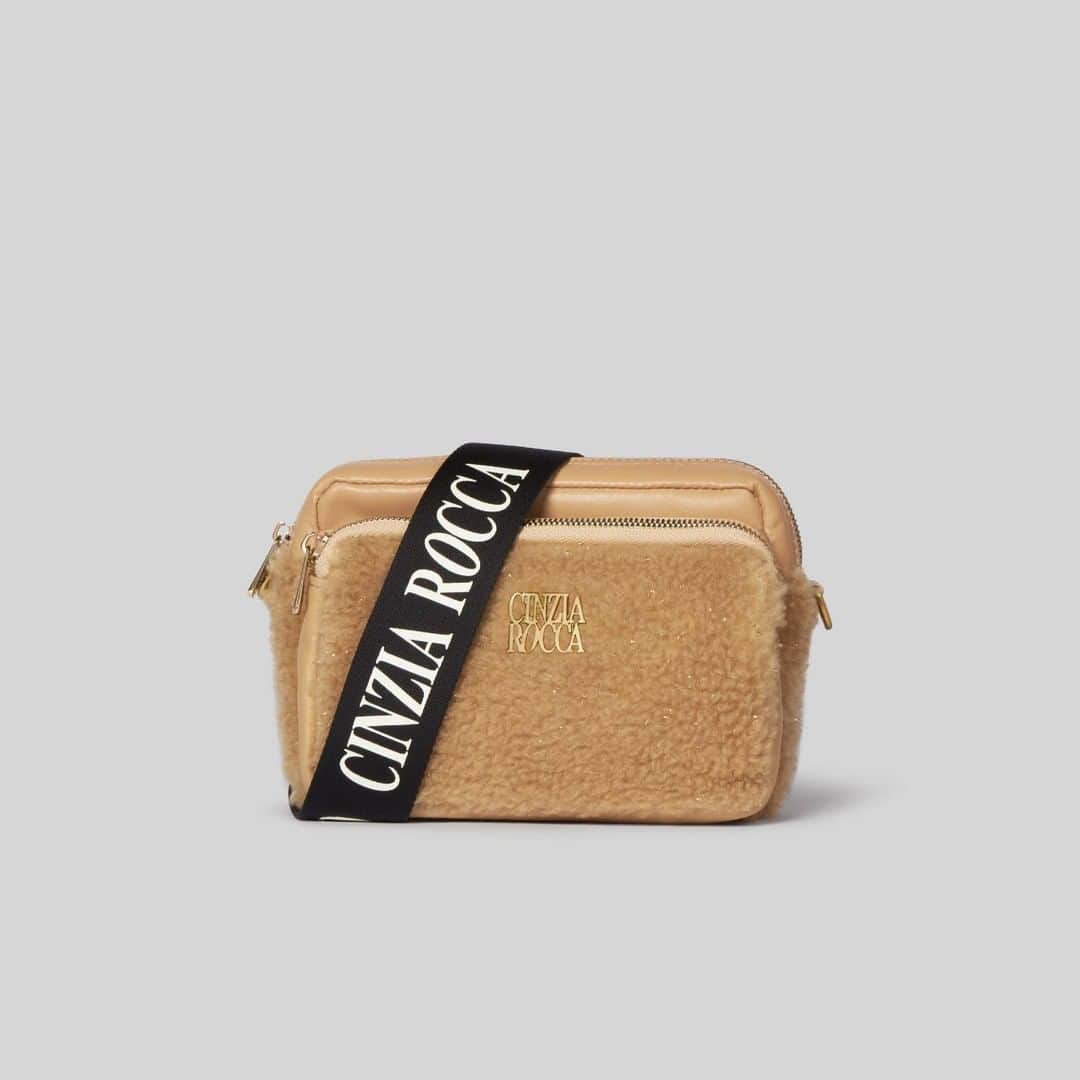 シンツィアロッカのインスタグラム：「Your daily dose of fluffiness in our mini camel #shoulderbag. Designed to carry your on-the-go essentials, this accessories staple can be worn in multiple ways.」