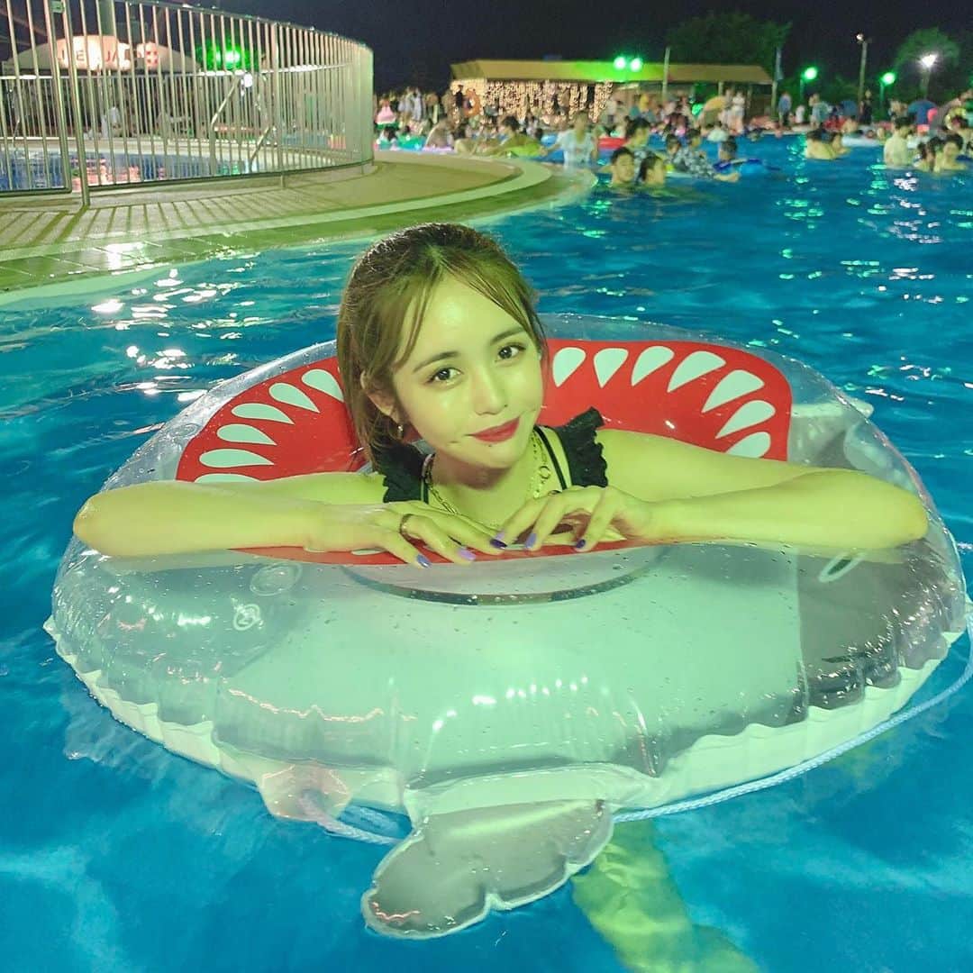 Nanaseのインスタグラム：「今年の夏はなんだかあっという間でした ぷかぷかななせくん🧠﻿  ﻿ ﻿ ﻿ #水着#ビキニ#プール#ナイトプール#よみうりランド#遊園地#夏#summer#pool#nightpool#tothesea#totheseahawaii#hawaii#夏休み」