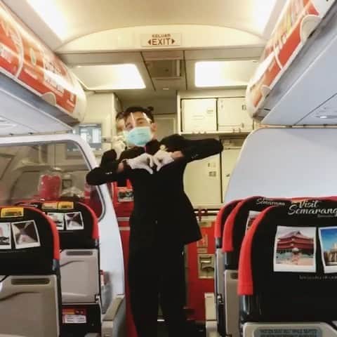 エアアジアのインスタグラム：「We all know this year has been very tough for all of us, but we have to #LiveLifeNow!   Here’s a snippet of our Indonesian cabin crew entertaining guests with a song and dance number while in flight going to Jakarta. 🎤🕺🏻✈️❤️  #AirAsia #EveryoneCanFlyNow  __________ Video by @arieagha & @adithyanuar_official. Thanks for sharing your talents to everyone!」