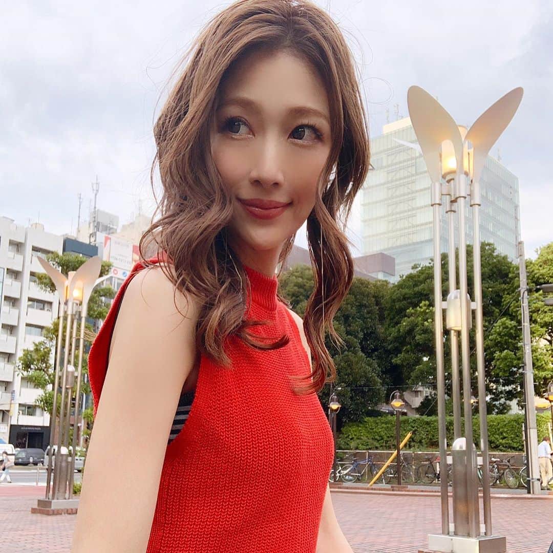 のインスタグラム：「今日は赤黒coordinate♡ スカート全く見えないけど笑✨ 風が強くて ロングのチュールスカートが ふわふわヒラヒラ状態でした😅  #赤#レッド#赤トップス#チュールスカート#赤黒コーデ #fashion#coordinate#風が強い日 #instagram#instagramjapan #instagood#instafashion」